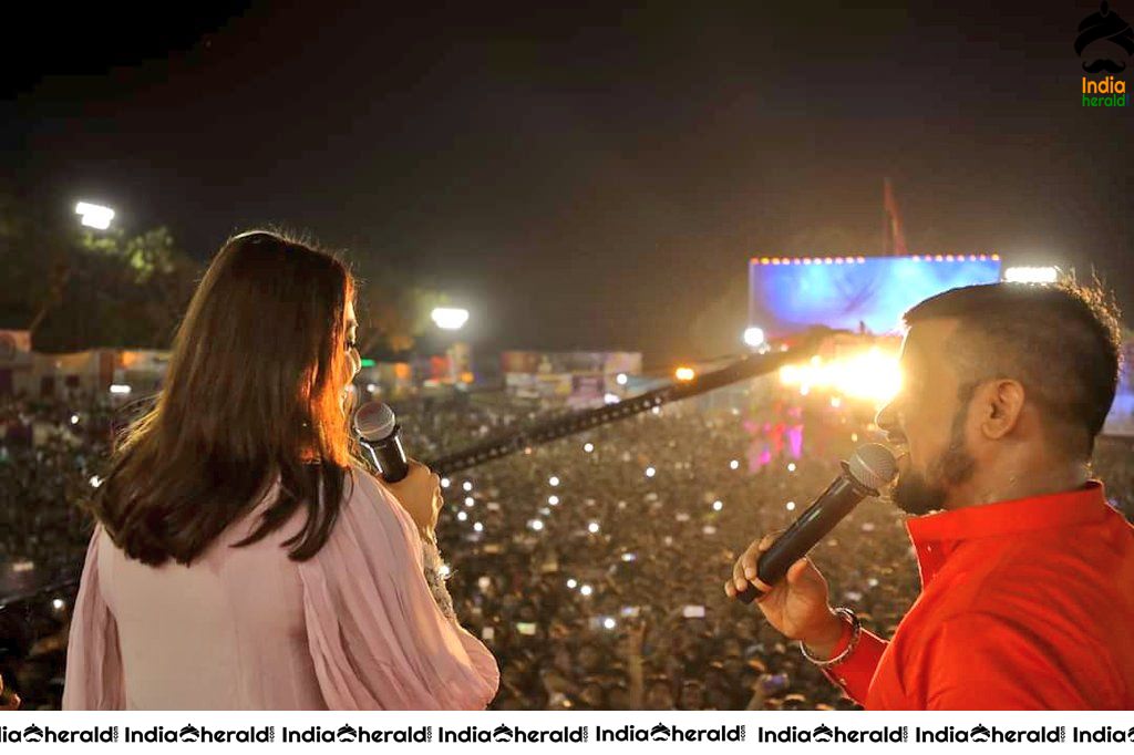 Kajal Aggarwal Looking Angelic in White before a massive crowd during a Public Event Set 2