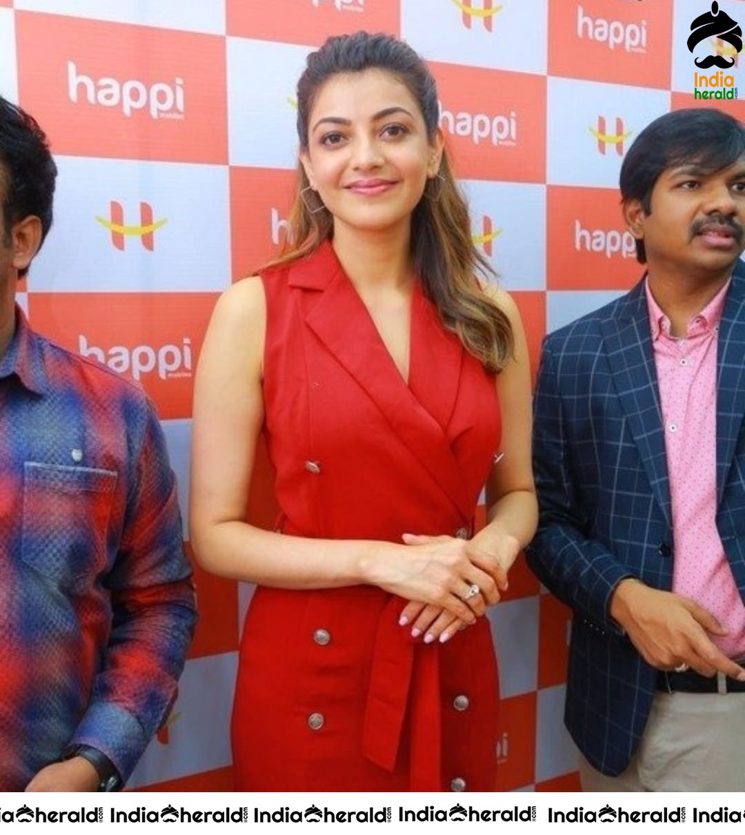 Kajal Aggarwal Red Hot Tempting Photos at Happi mobiles showroom inauguration Set 2