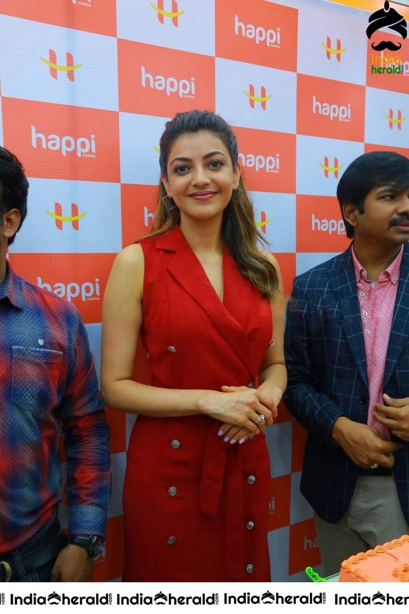 Kajal Aggarwal Red Hot Tempting Photos at Happi mobiles showroom inauguration Set 2