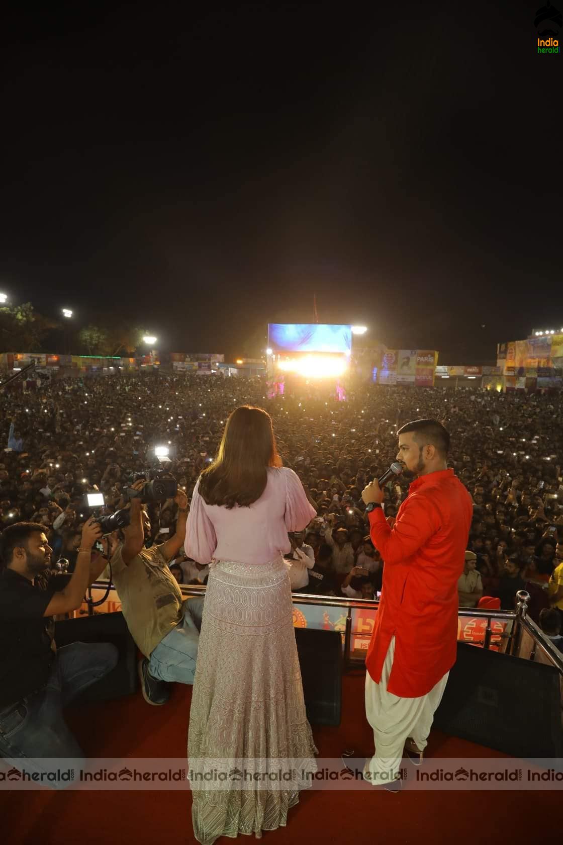 Kajal Aggarwal Surprise Visit at a Live Concert Show Event in Mumbai Set 1