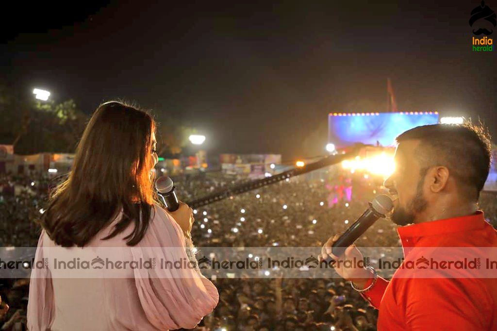 Kajal Aggarwal Surprise Visit at a Live Concert Show Event in Mumbai Set 2