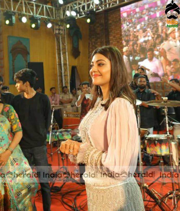 Kajal Aggarwal Surprise Visit at a Live Concert Show Event in Mumbai Set 2