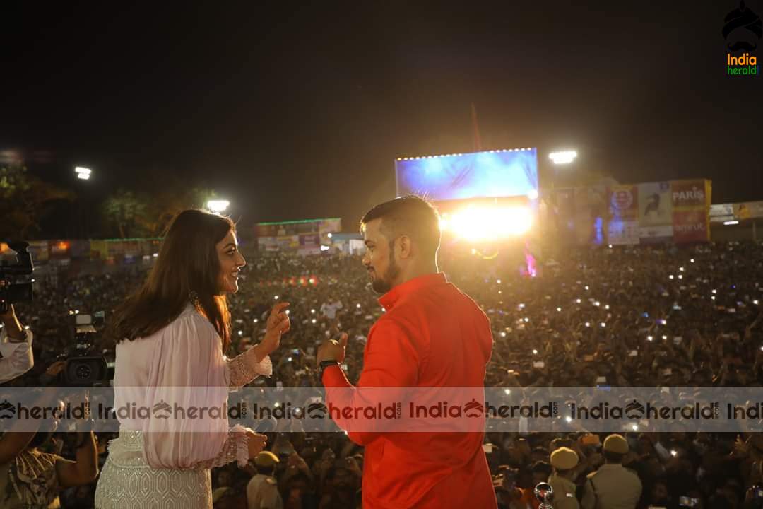 Kajal Aggarwal Surprise Visit at a Live Concert Show Event in Mumbai Set 3