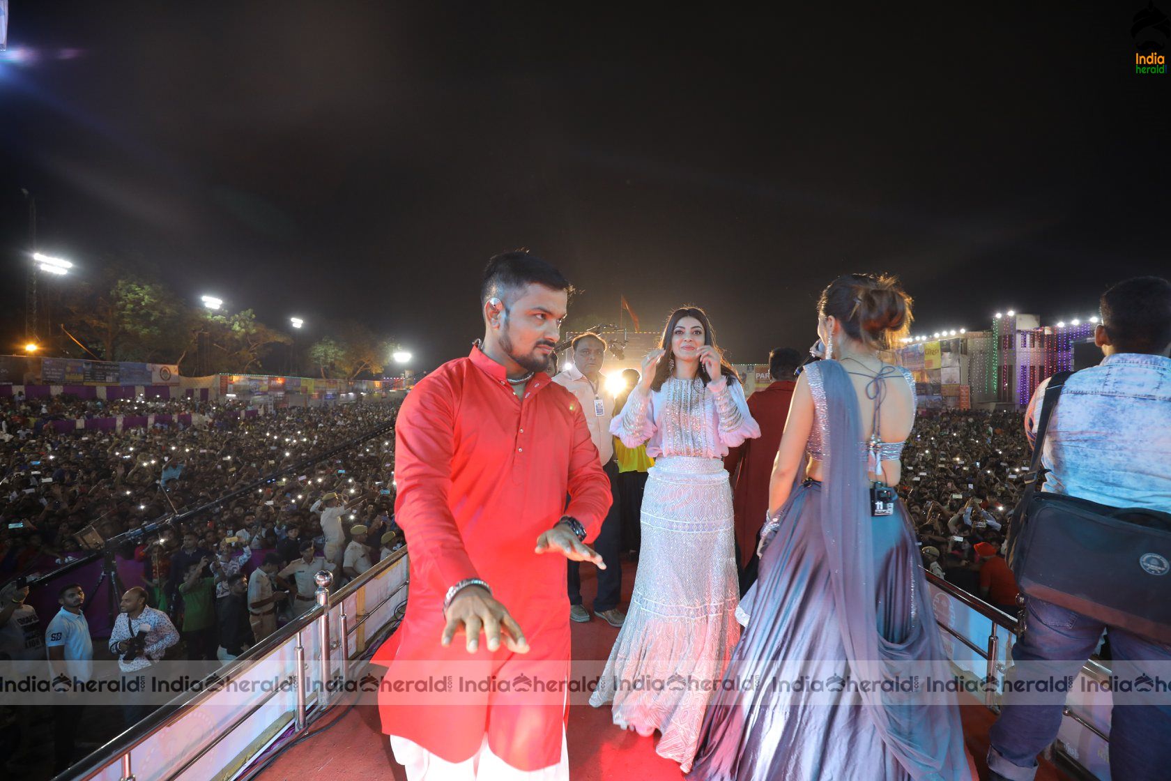 Kajal Aggarwal Surprise Visit at a Live Concert Show Event in Mumbai Set 4
