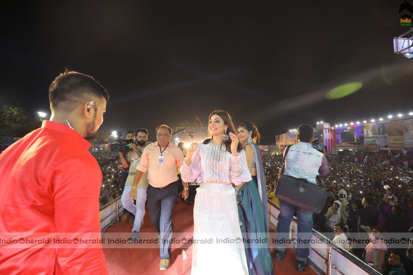 Kajal Aggarwal Surprise Visit at a Live Concert Show Event in Mumbai Set 4
