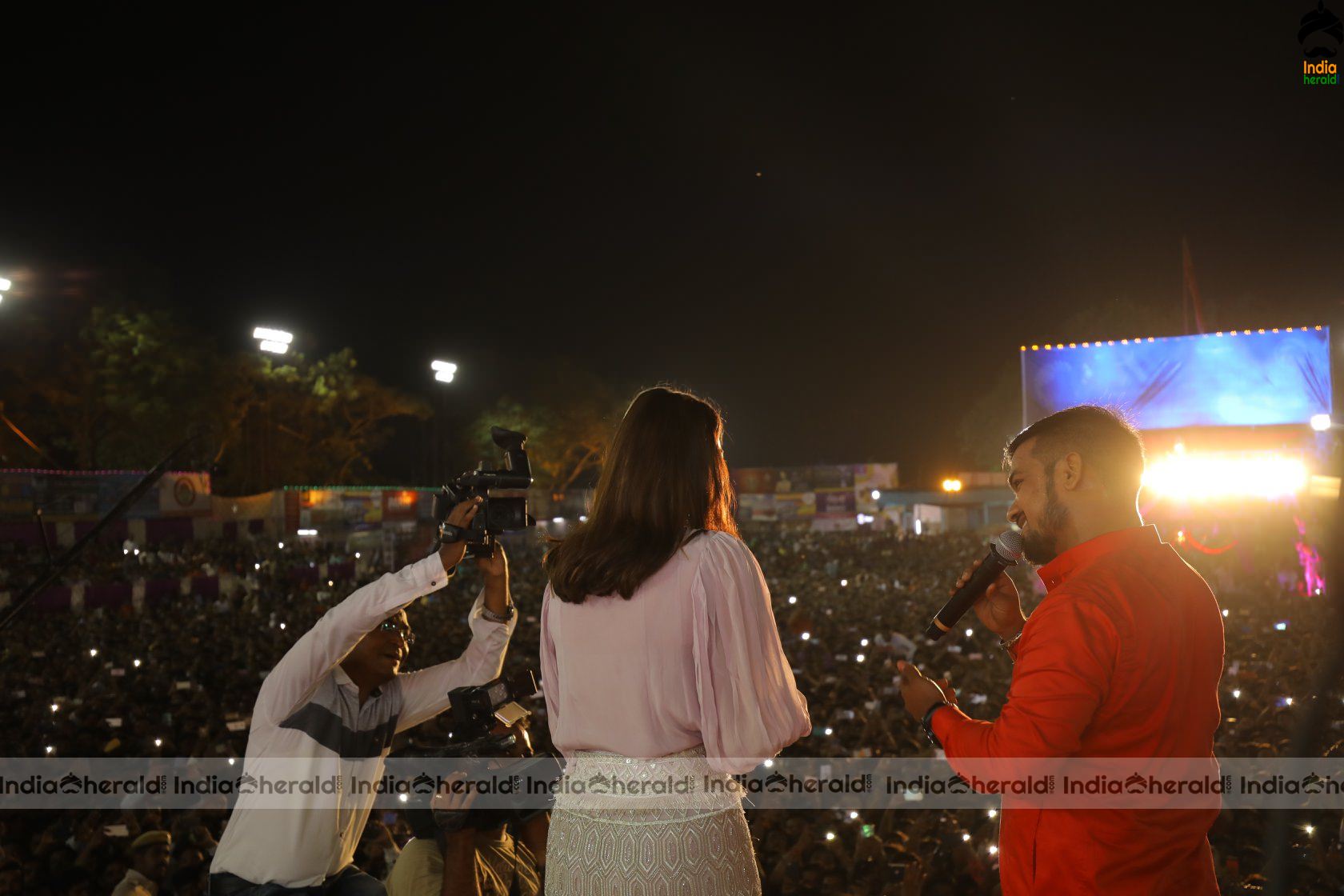 Kajal Aggarwal Surprise Visit at a Live Concert Show Event in Mumbai Set 6