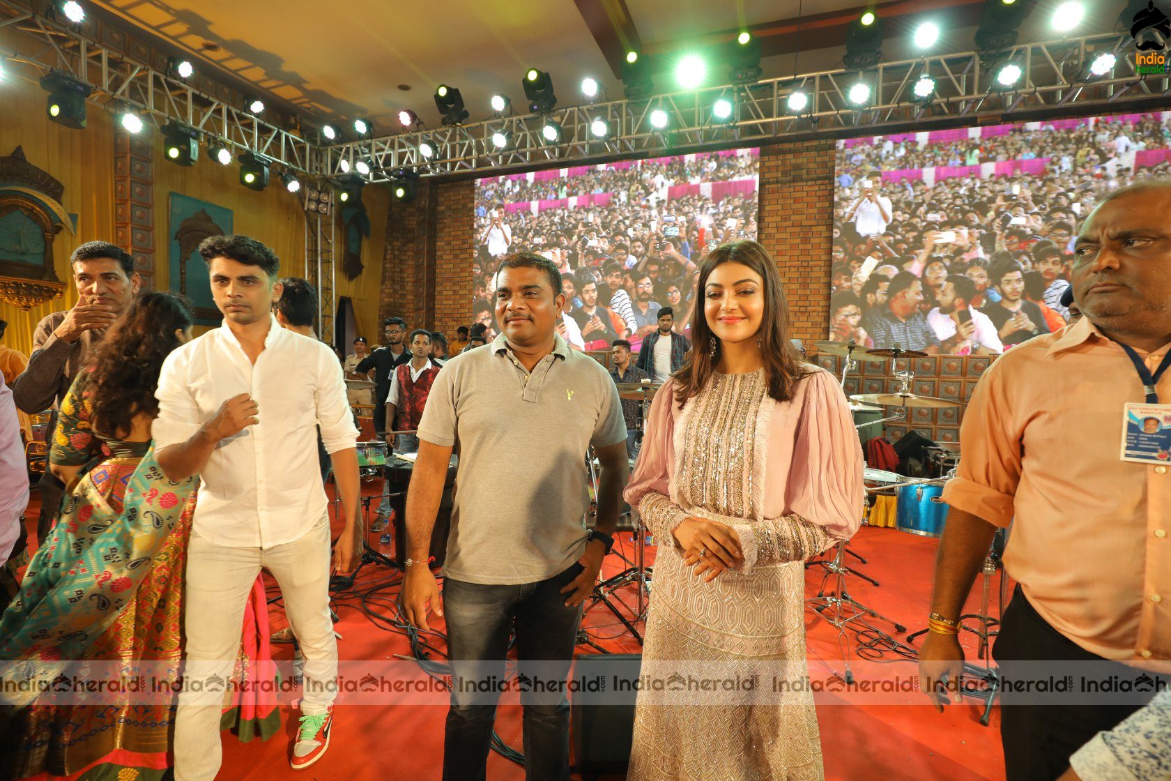 Kajal Aggarwal Surprise Visit at a Live Concert Show Event in Mumbai Set 6