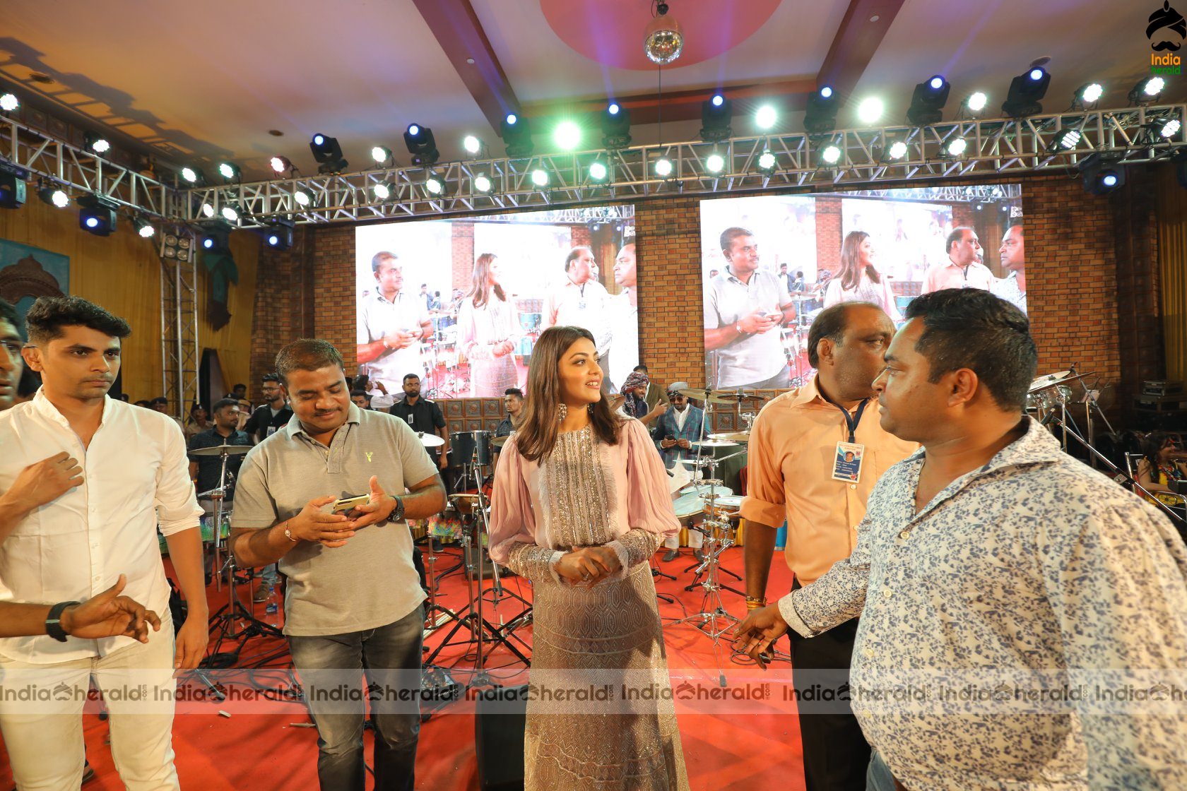 Kajal Aggarwal Surprise Visit at a Live Concert Show Event in Mumbai Set 6