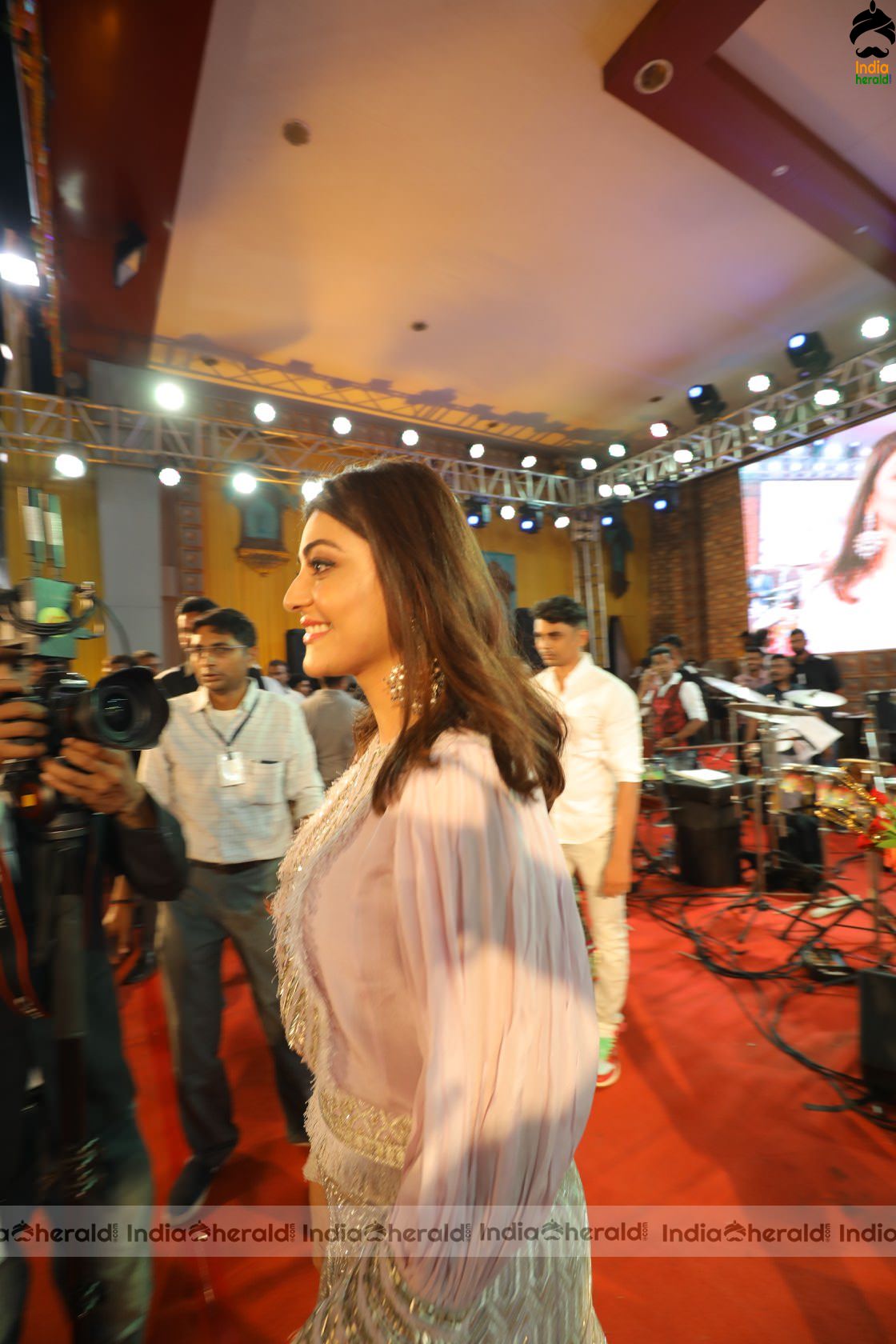 Kajal Aggarwal Surprise Visit at a Live Concert Show Event in Mumbai Set 6