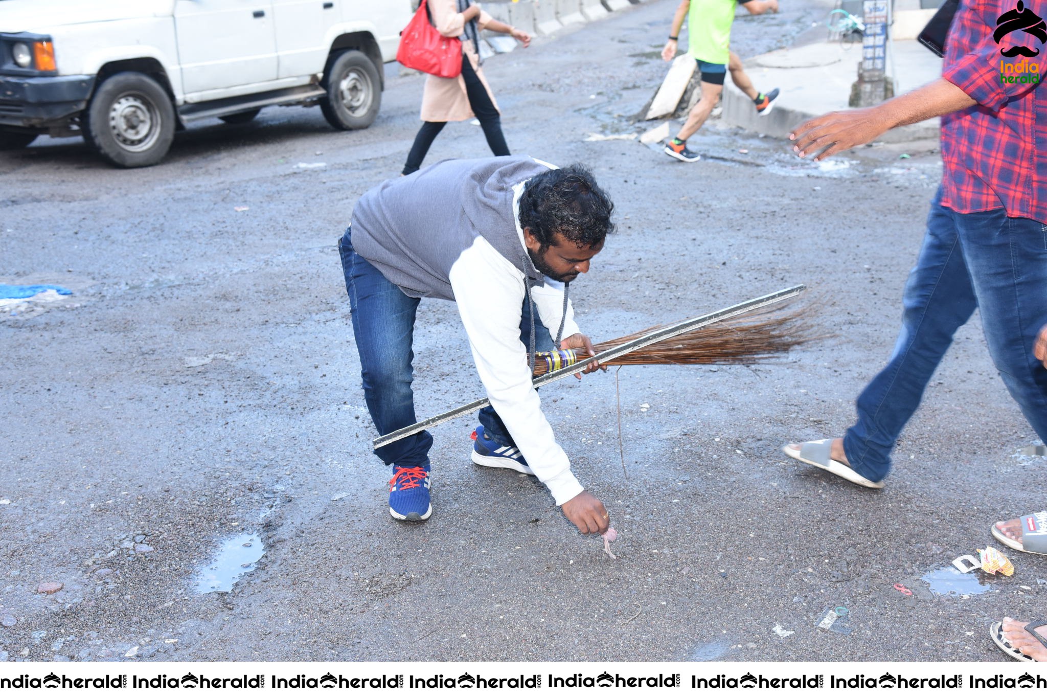 MAA President Naresh VijayaKrishna takes part in cleanliness program Set 3