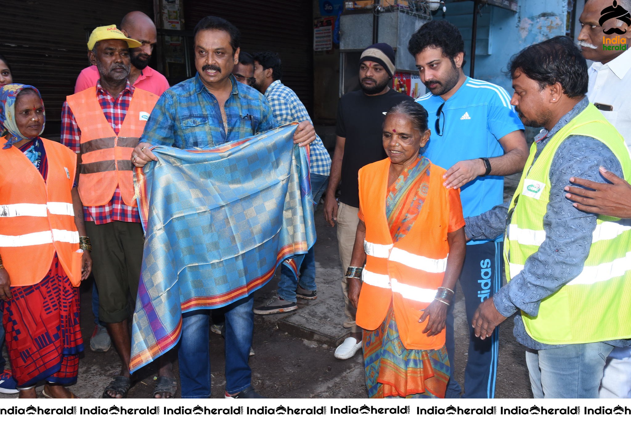 MAA President Naresh VijayaKrishna takes part in cleanliness program Set 3