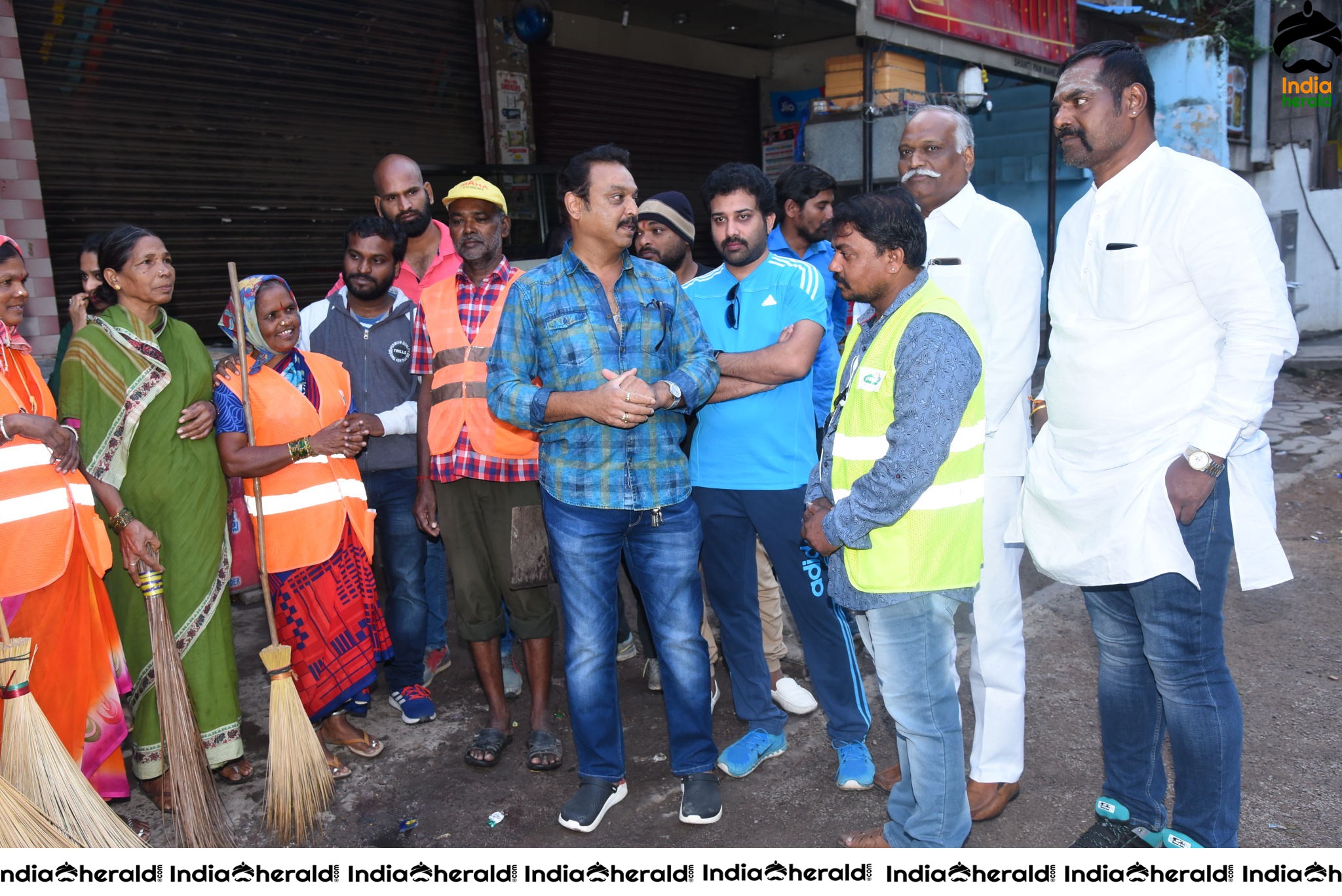 MAA President Naresh VijayaKrishna takes part in cleanliness program Set 4