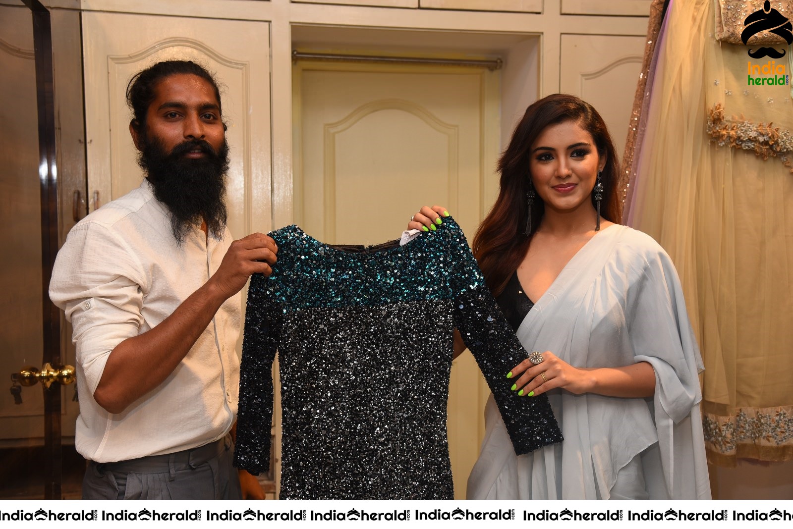 Malvika Sharma Does the First Shopping and Purchases Skimpy Clothes Set 1