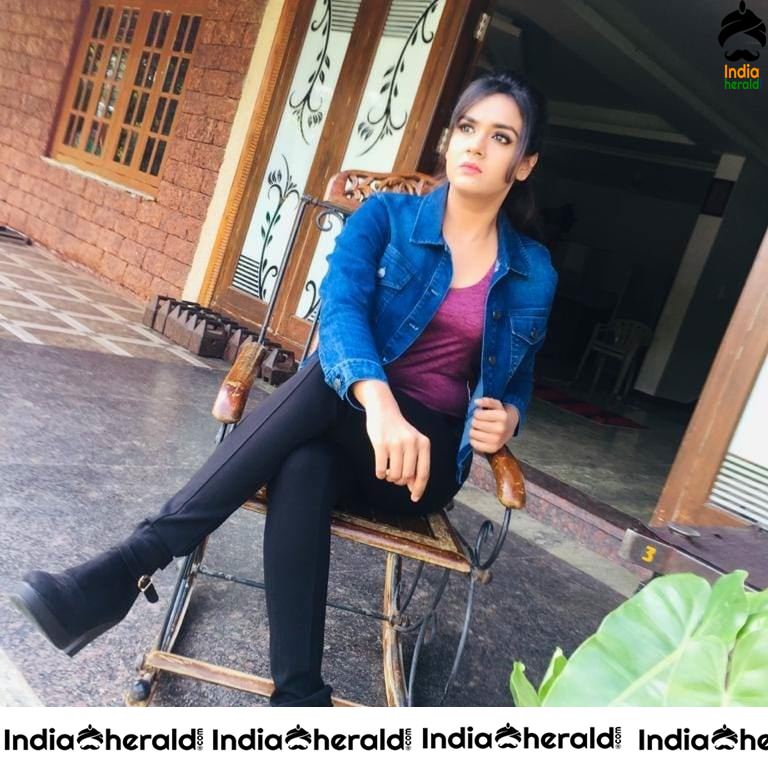 Model cum TV Actress Sahana Photos Set 1