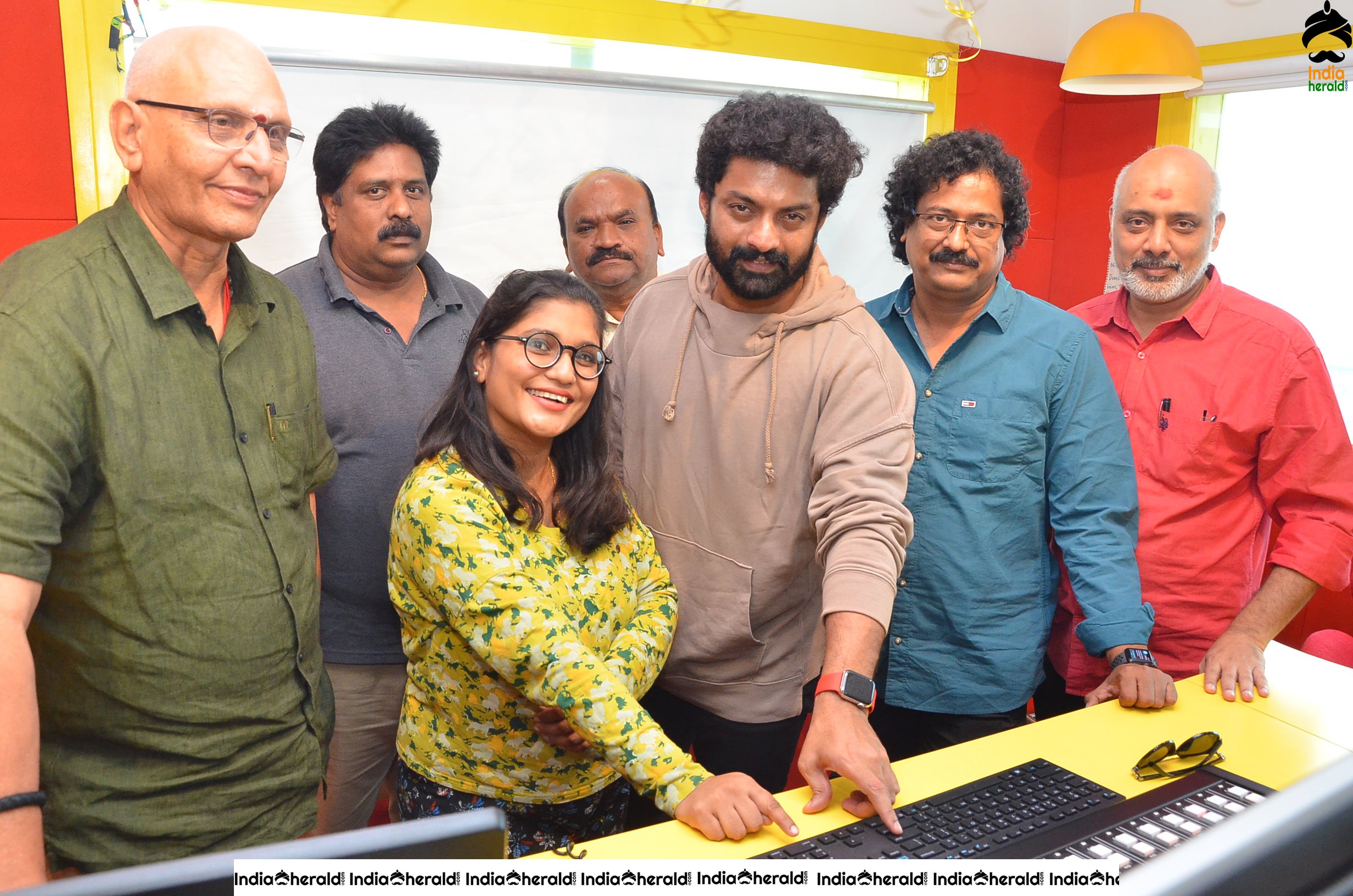 More Photos of Entha Manchivadavura Team at Radio Mirchi Hyderabad Set 2