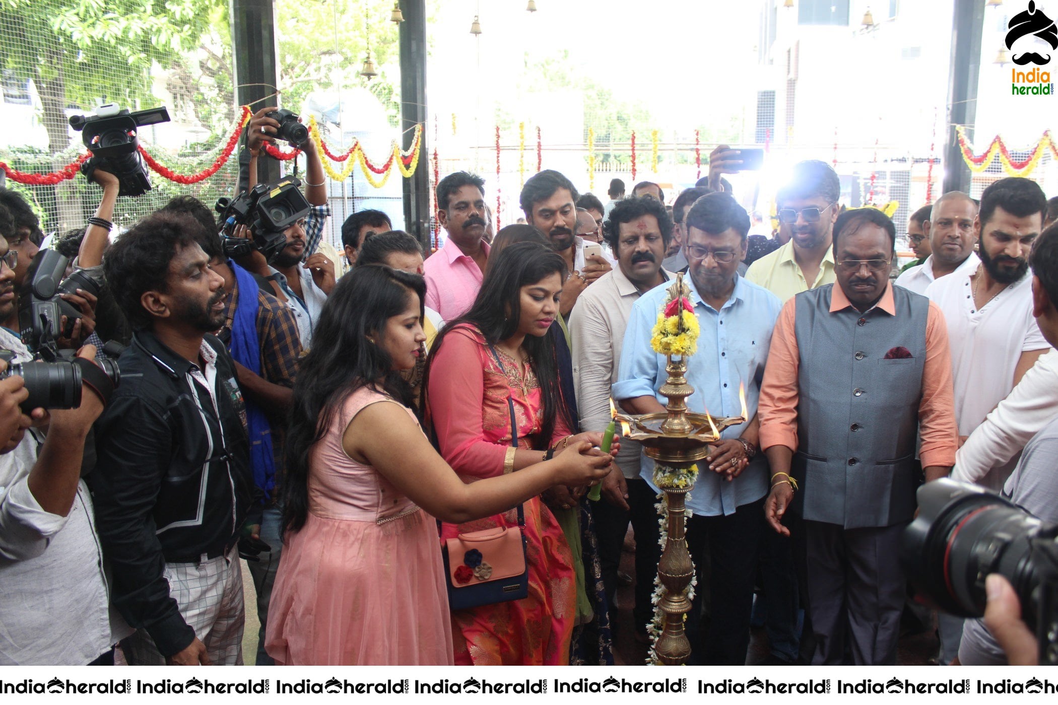 November Mazhaiyil Naanum Avalum Movie Pooja Stills Set 3