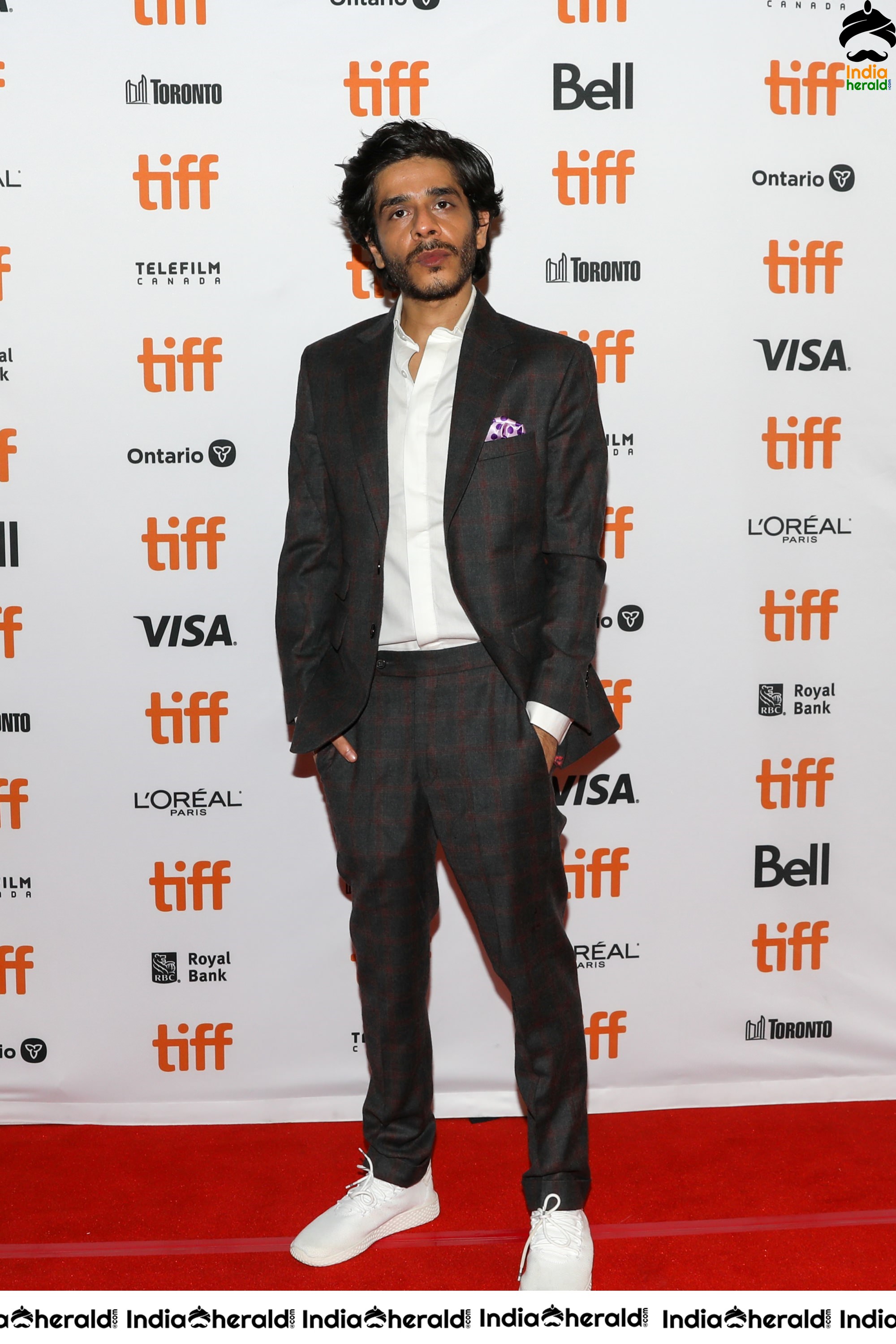 Photos From The World Premiere Of MOOTHON Set 1