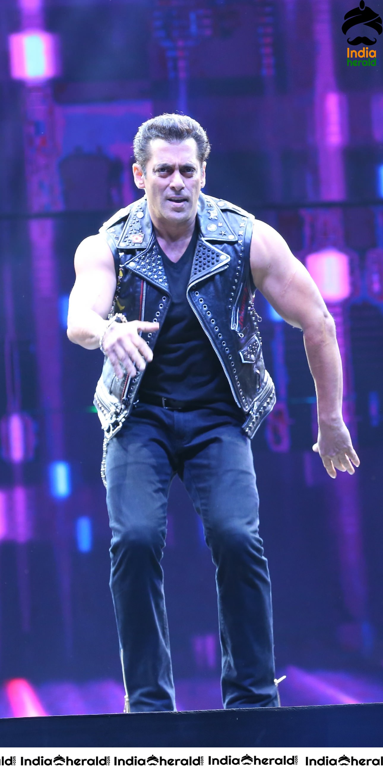 Power Packed performance by Salman Khan at Dabangg Tour in Hyderabad Set 1