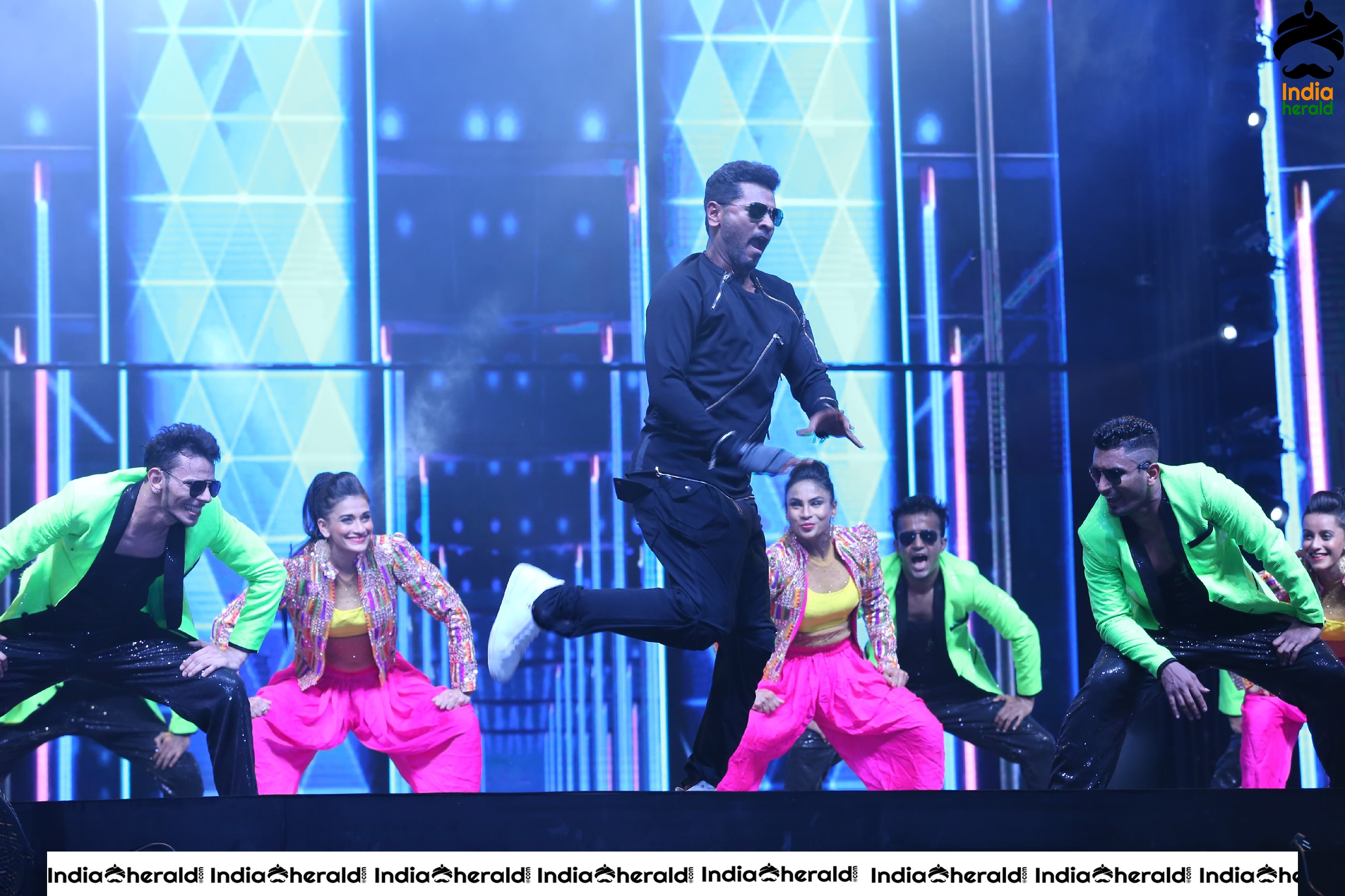 Power Packed performance by Salman Khan at Dabangg Tour in Hyderabad Set 1