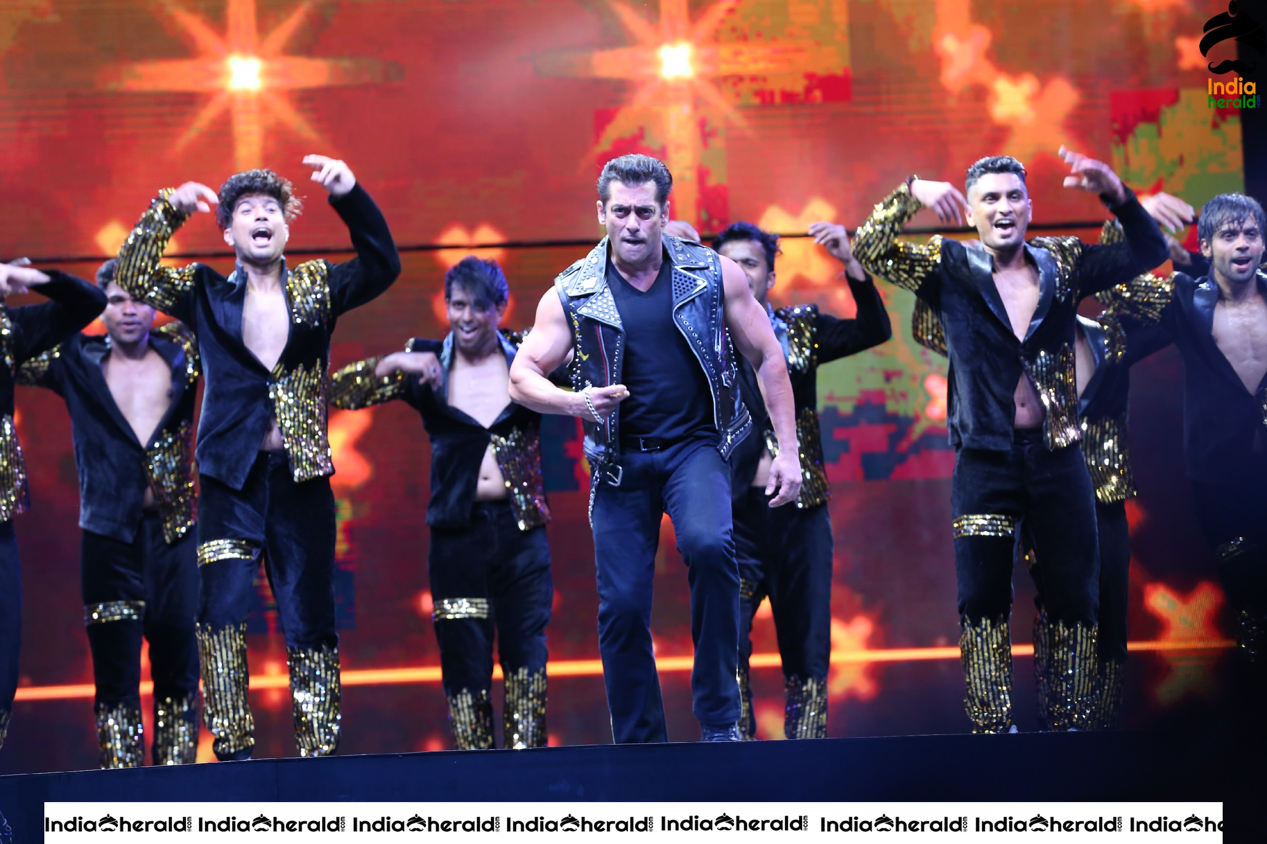 Power Packed performance by Salman Khan at Dabangg Tour in Hyderabad Set 1