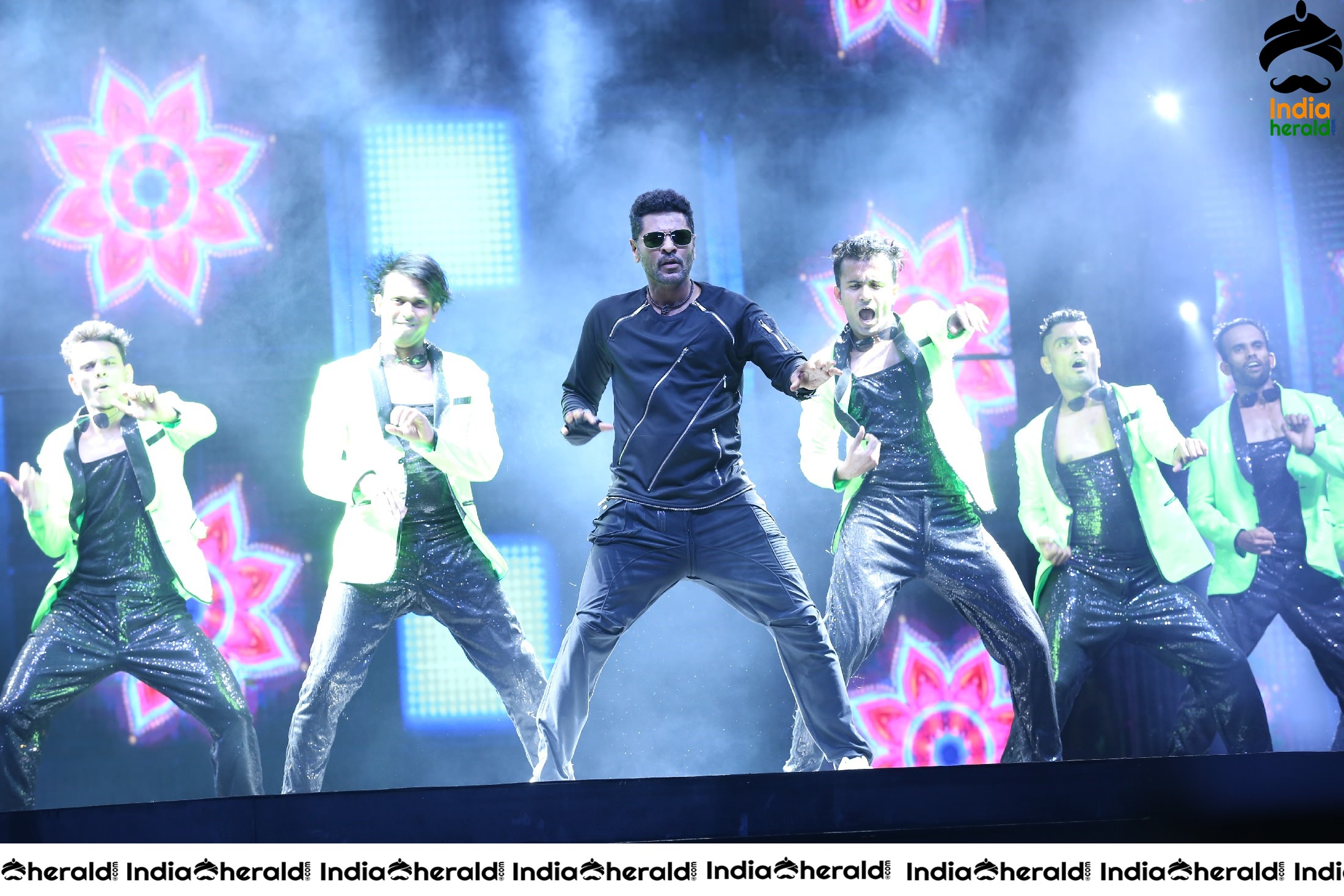 Power Packed performance by Salman Khan at Dabangg Tour in Hyderabad Set 1