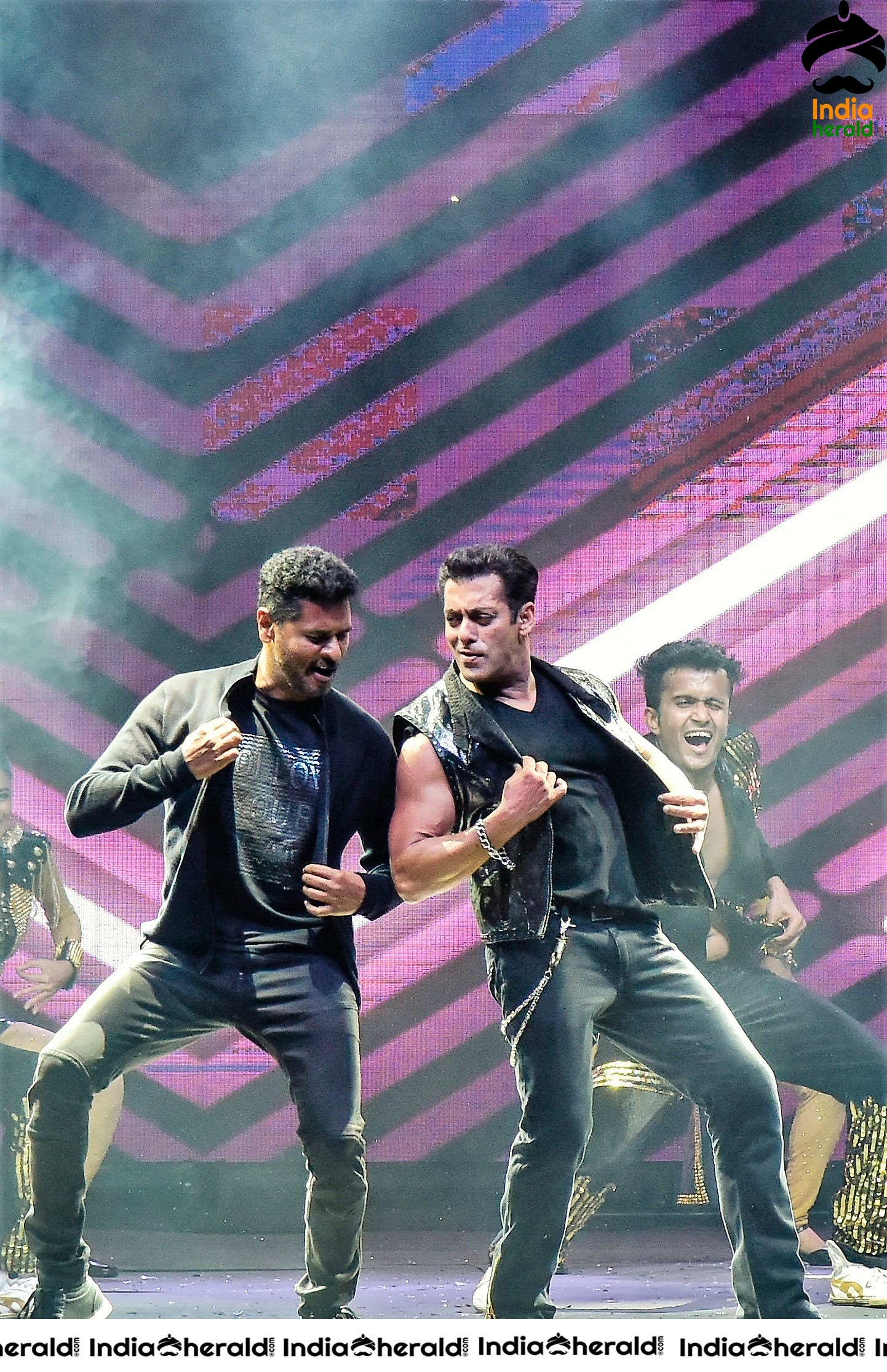 Power Packed performance by Salman Khan at Dabangg Tour in Hyderabad Set 1