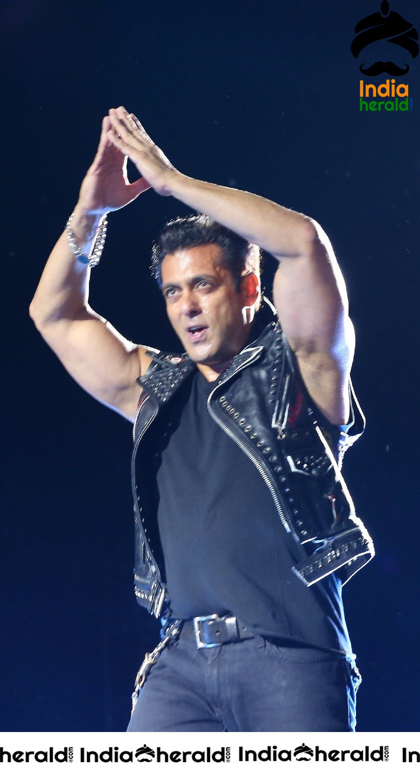 Power Packed performance by Salman Khan at Dabangg Tour in Hyderabad Set 1
