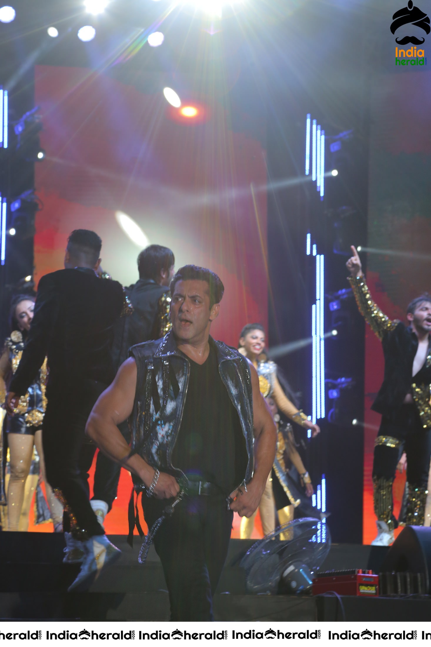 Power Packed performance by Salman Khan at Dabangg Tour in Hyderabad Set 2