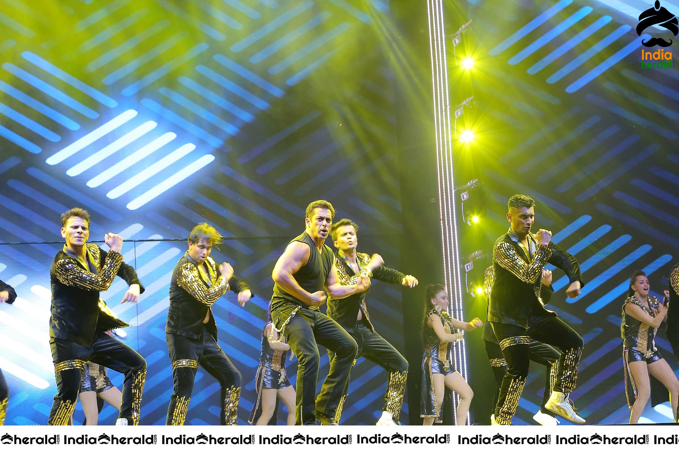 Power Packed performance by Salman Khan at Dabangg Tour in Hyderabad Set 2