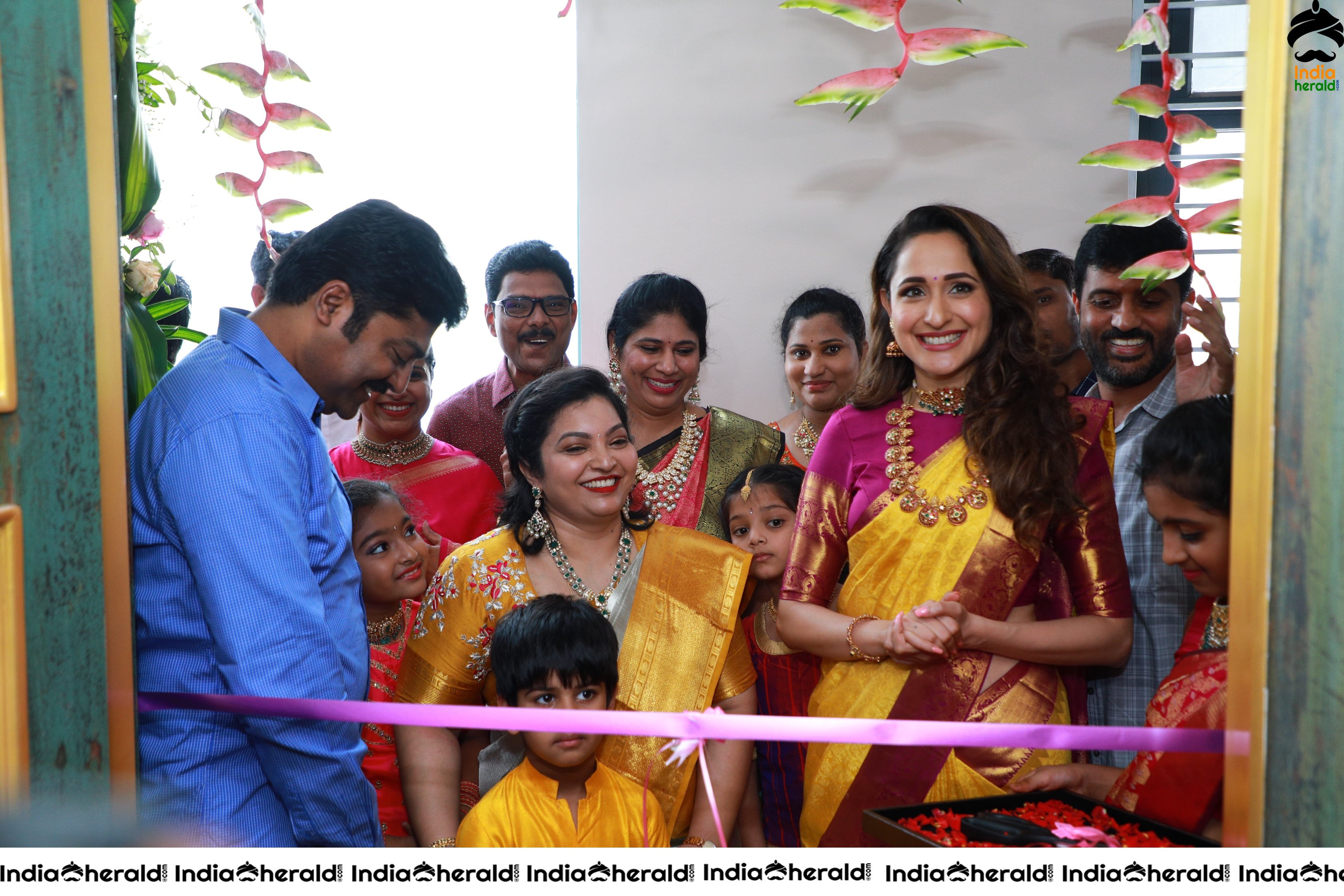 Pragya Jaiswal Inaugurates Famous Jewellery Designer HIYA DESIGNER JEWELLERY Showroom in Tirupati Set 2