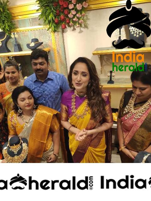 Pragya Jaiswal Inaugurates Famous Jewellery Designer HIYA DESIGNER JEWELLERY Showroom in Tirupati Set 2