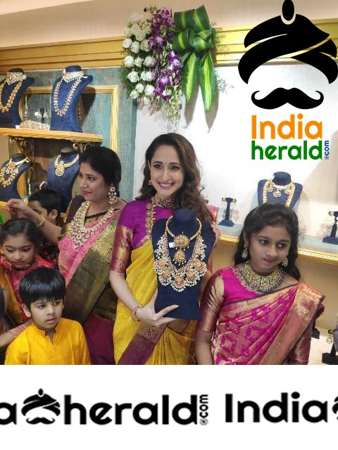 Pragya Jaiswal Inaugurates Famous Jewellery Designer HIYA DESIGNER JEWELLERY Showroom in Tirupati Set 2