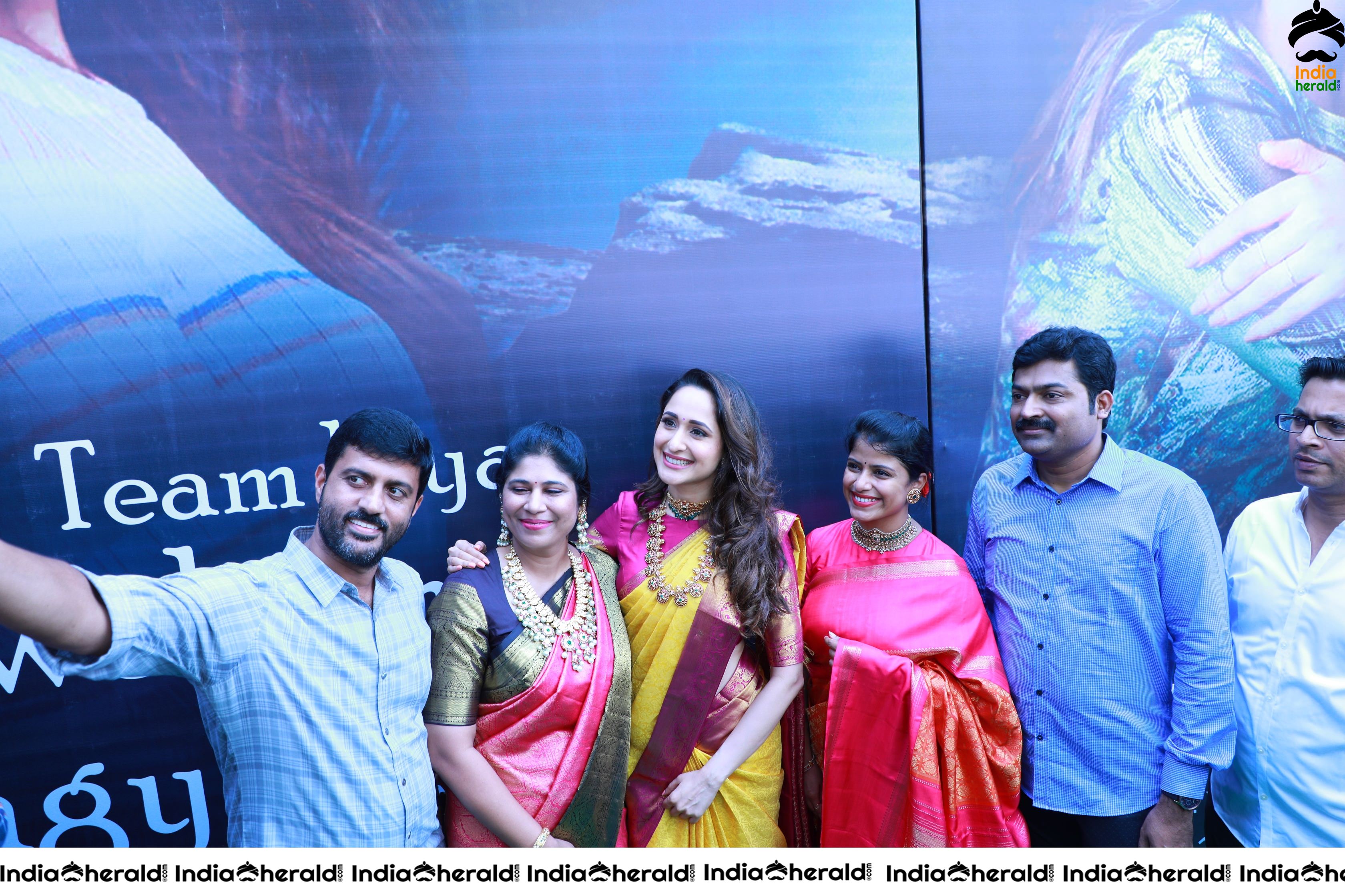 Pragya Jaiswal Inaugurates Famous Jewellery Designer HIYA DESIGNER JEWELLERY Showroom in Tirupati Set 2