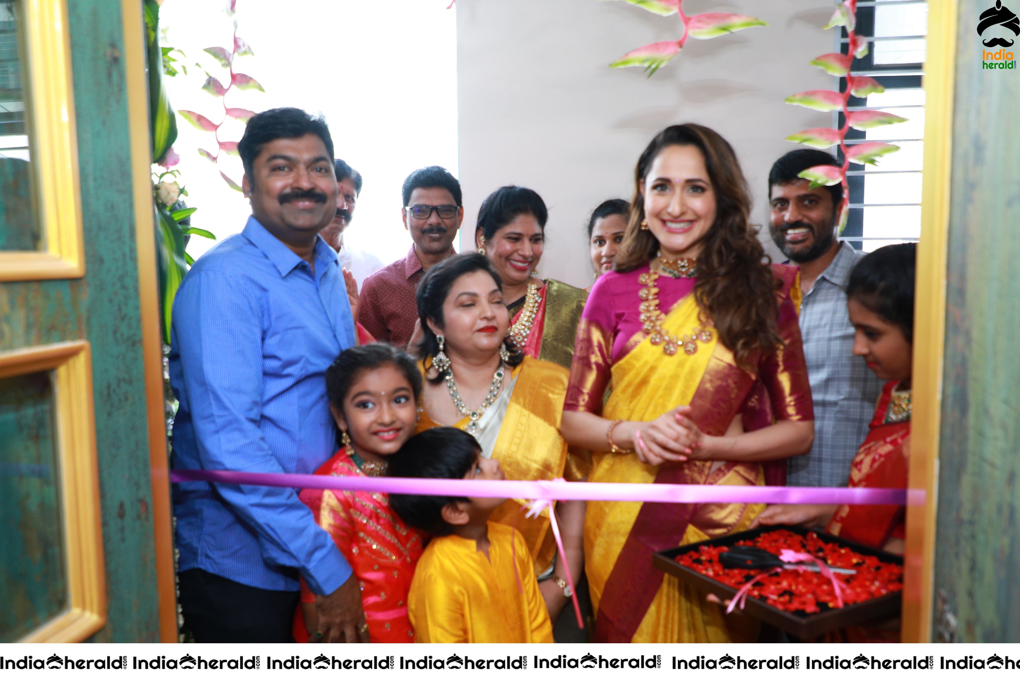 Pragya Jaiswal Inaugurates Famous Jewellery Designer HIYA DESIGNER JEWELLERY Showroom in Tirupati Set 2