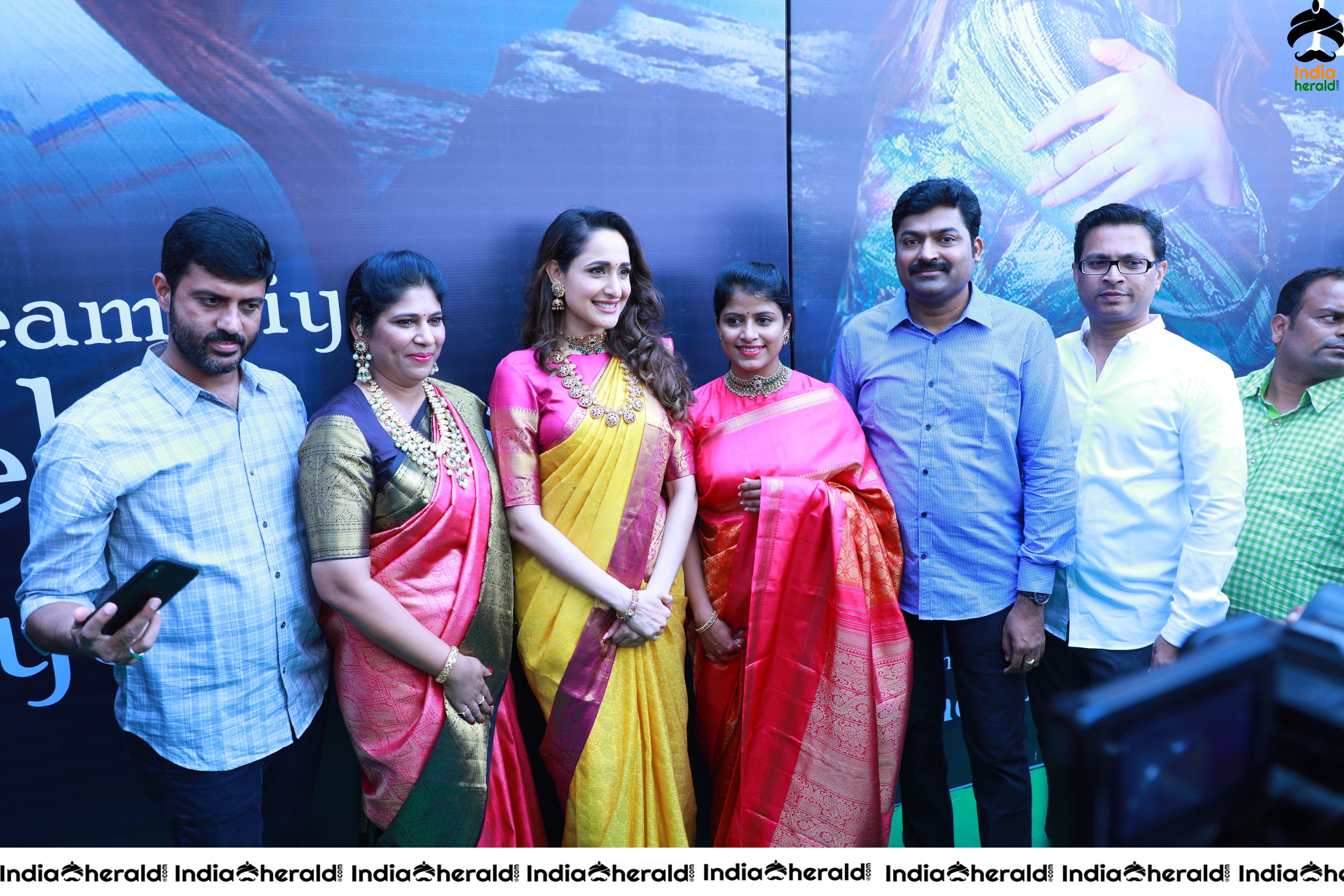 Pragya Jaiswal Inaugurates Famous Jewellery Designer HIYA DESIGNER JEWELLERY Showroom in Tirupati Set 2