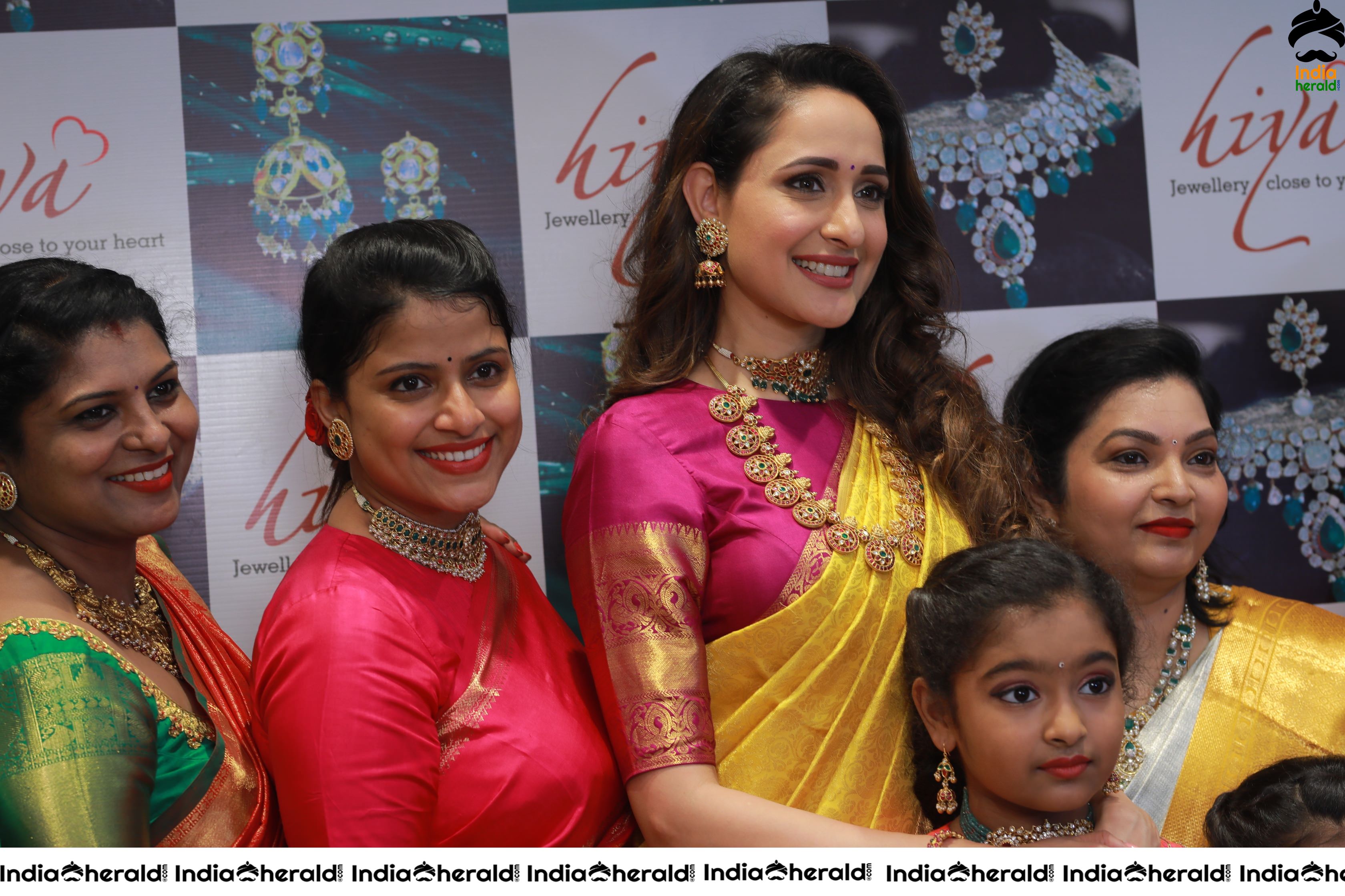 Pragya Jaiswal Inaugurates Famous Jewellery Designer HIYA DESIGNER JEWELLERY Showroom in Tirupati Set 2