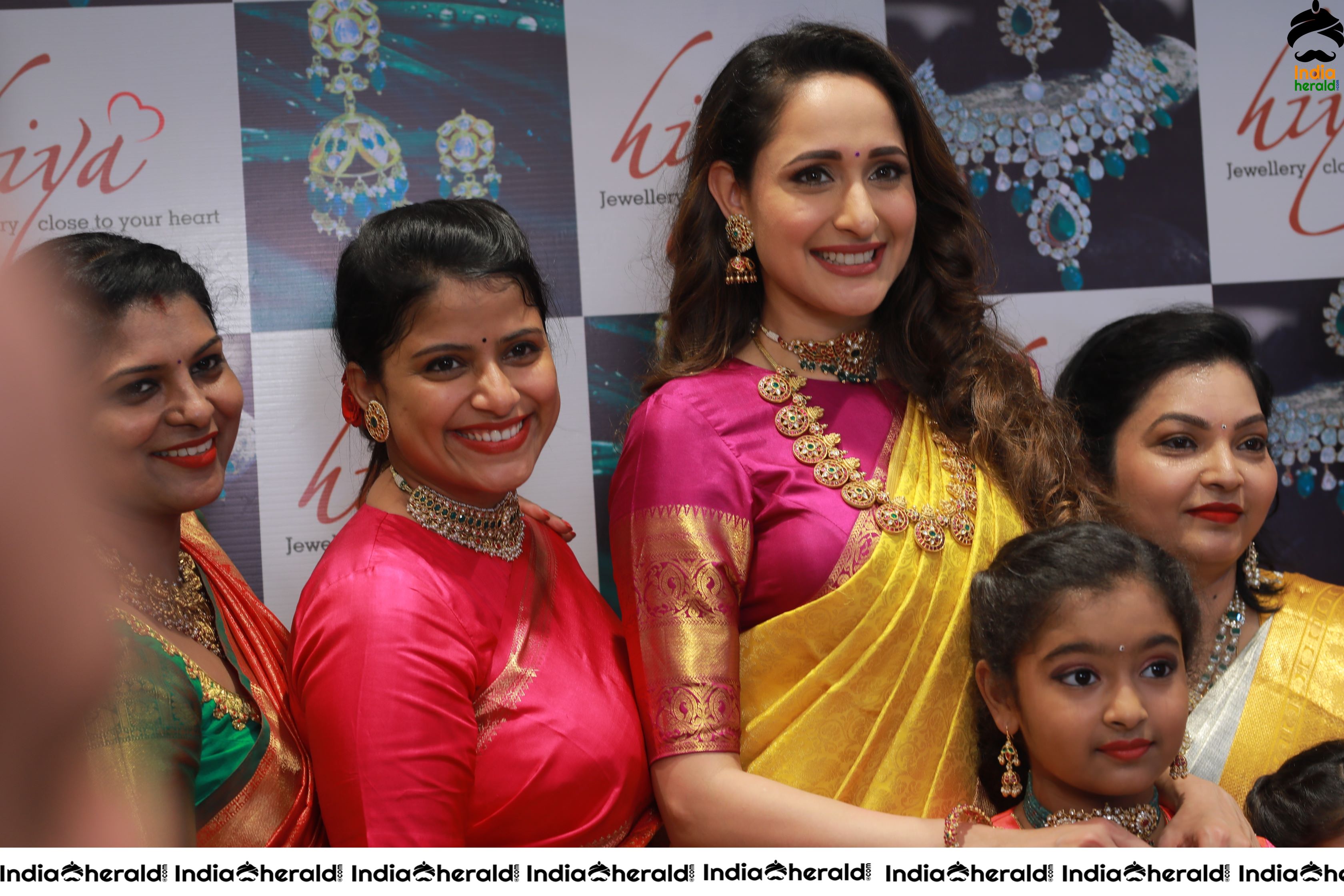 Pragya Jaiswal Inaugurates Famous Jewellery Designer HIYA DESIGNER JEWELLERY Showroom in Tirupati Set 2
