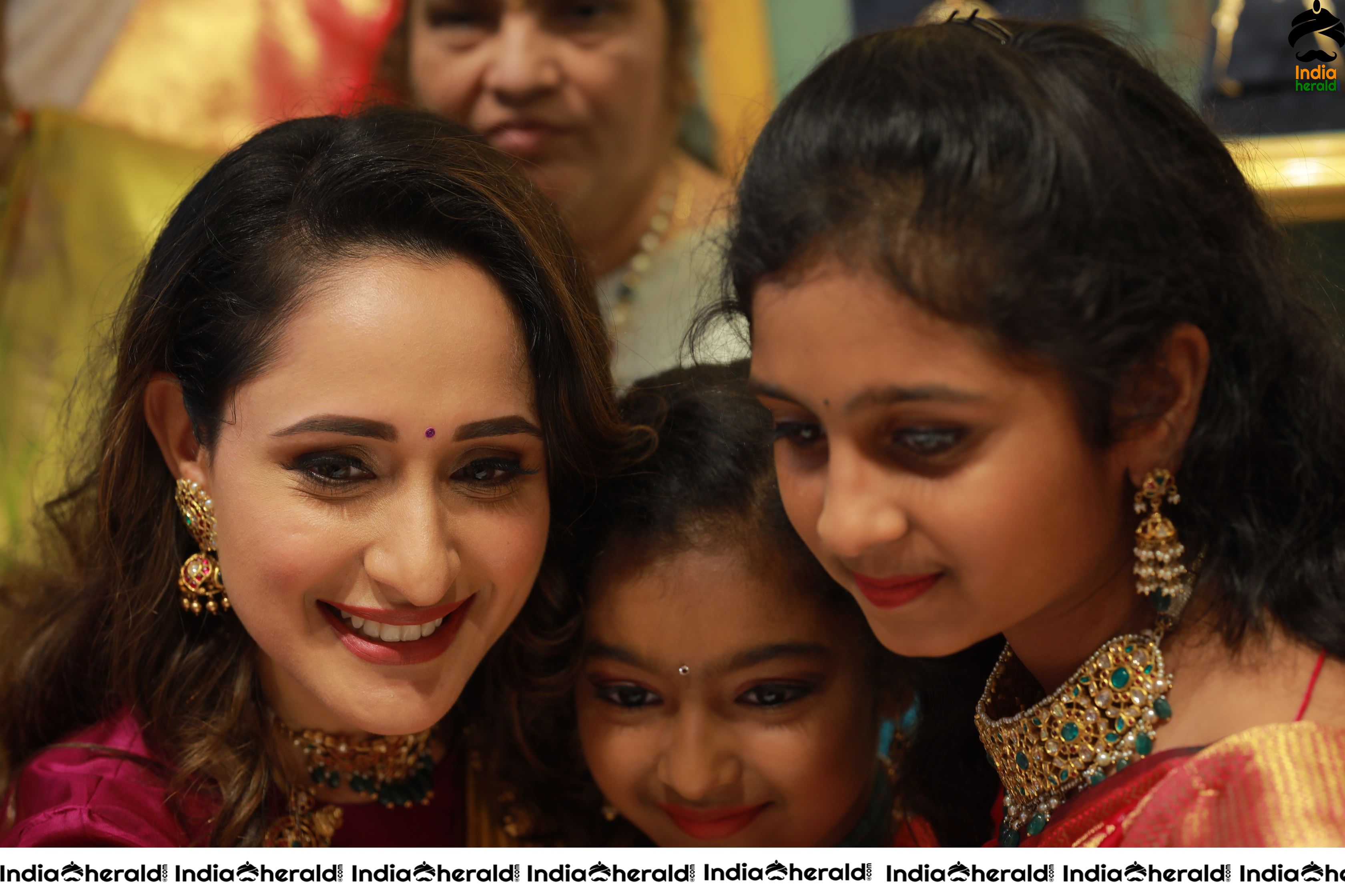 Pragya Jaiswal Inaugurates Famous Jewellery Designer HIYA DESIGNER JEWELLERY Showroom in Tirupati Set 2