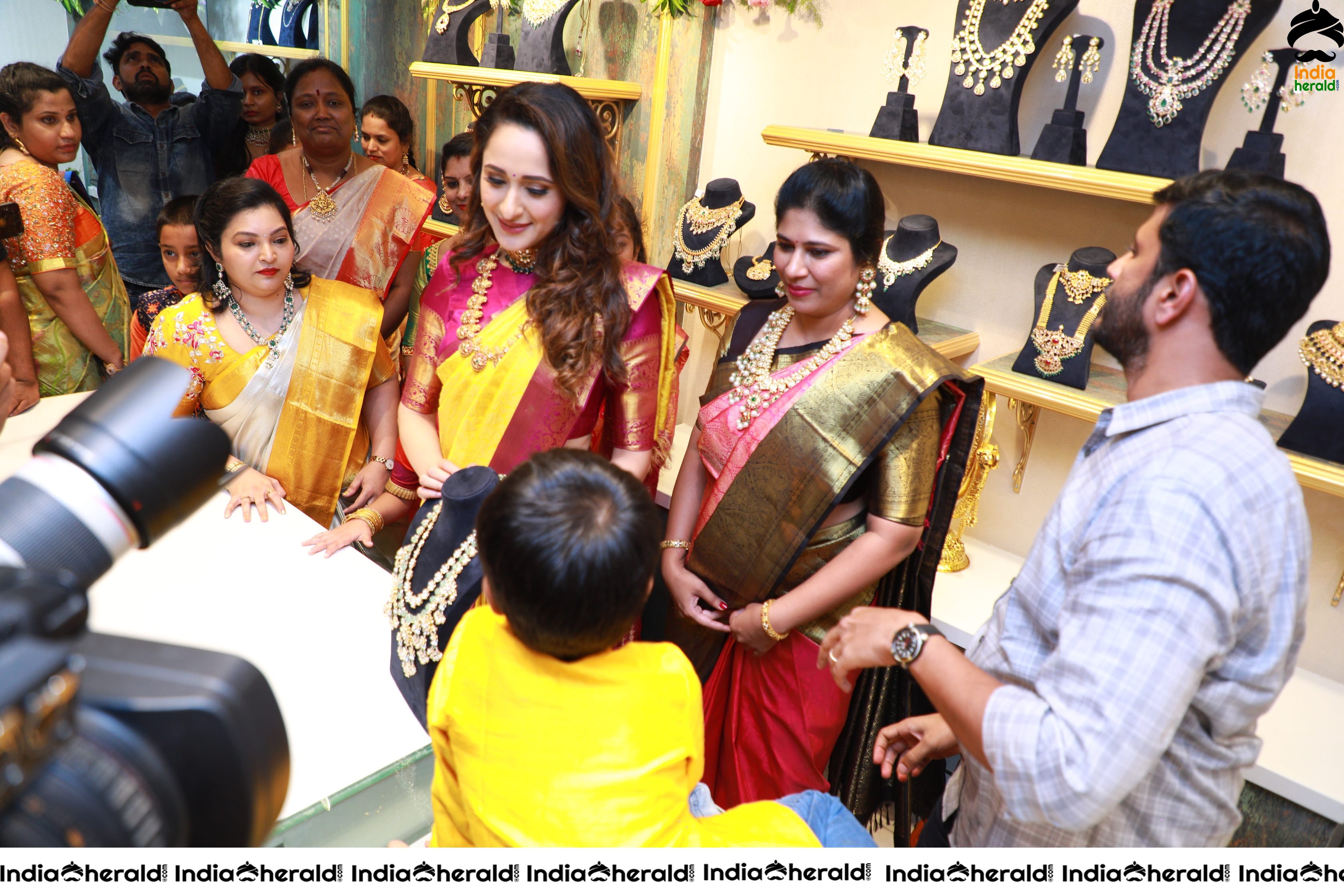 Pragya Jaiswal Inaugurates Famous Jewellery Designer HIYA DESIGNER JEWELLERY Showroom in Tirupati Set 3