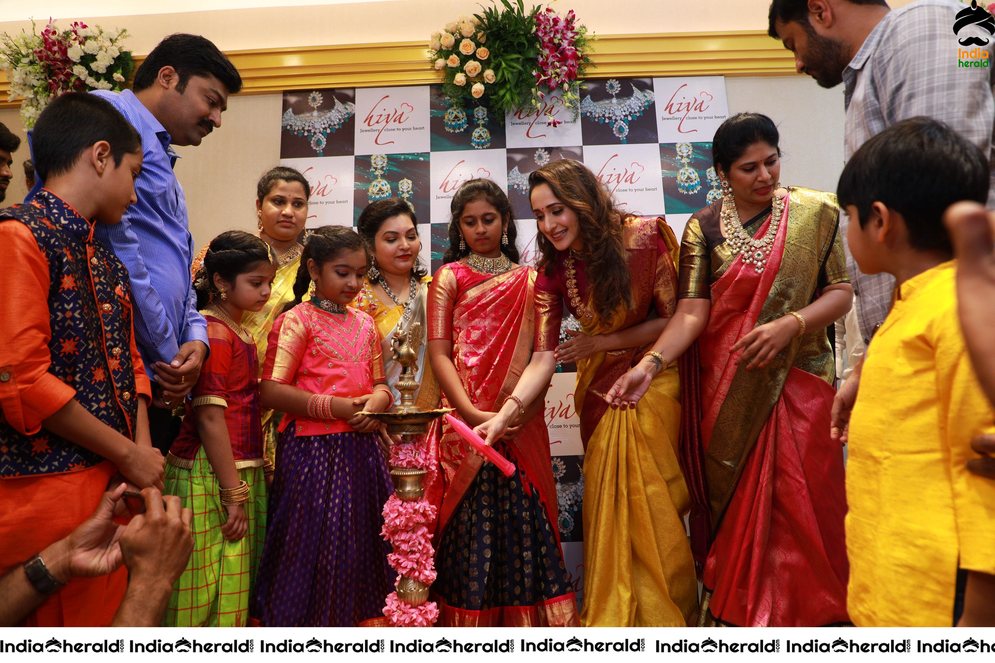 Pragya Jaiswal Inaugurates Famous Jewellery Designer HIYA DESIGNER JEWELLERY Showroom in Tirupati Set 3