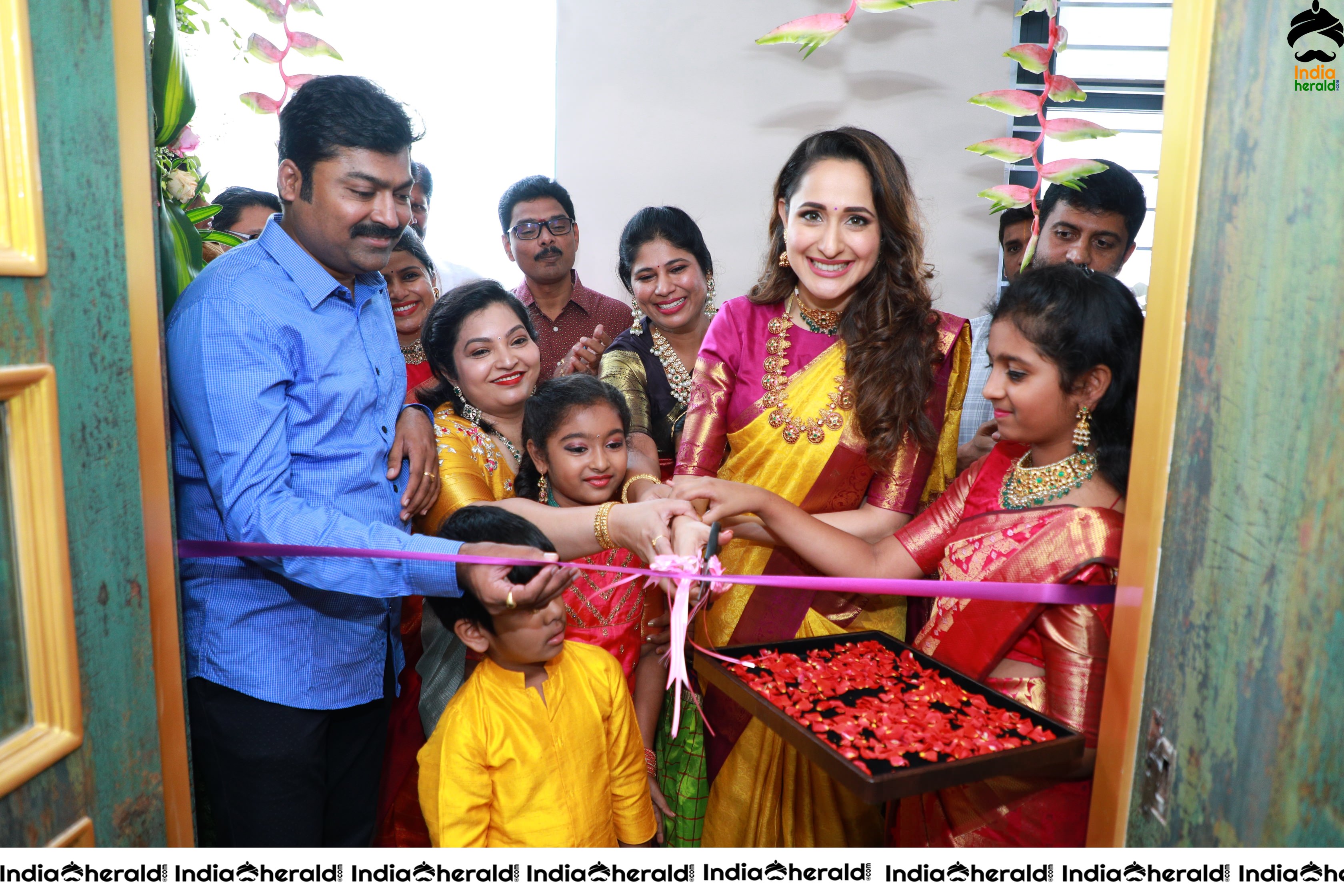 Pragya Jaiswal Inaugurates Famous Jewellery Designer HIYA DESIGNER JEWELLERY Showroom in Tirupati Set 3