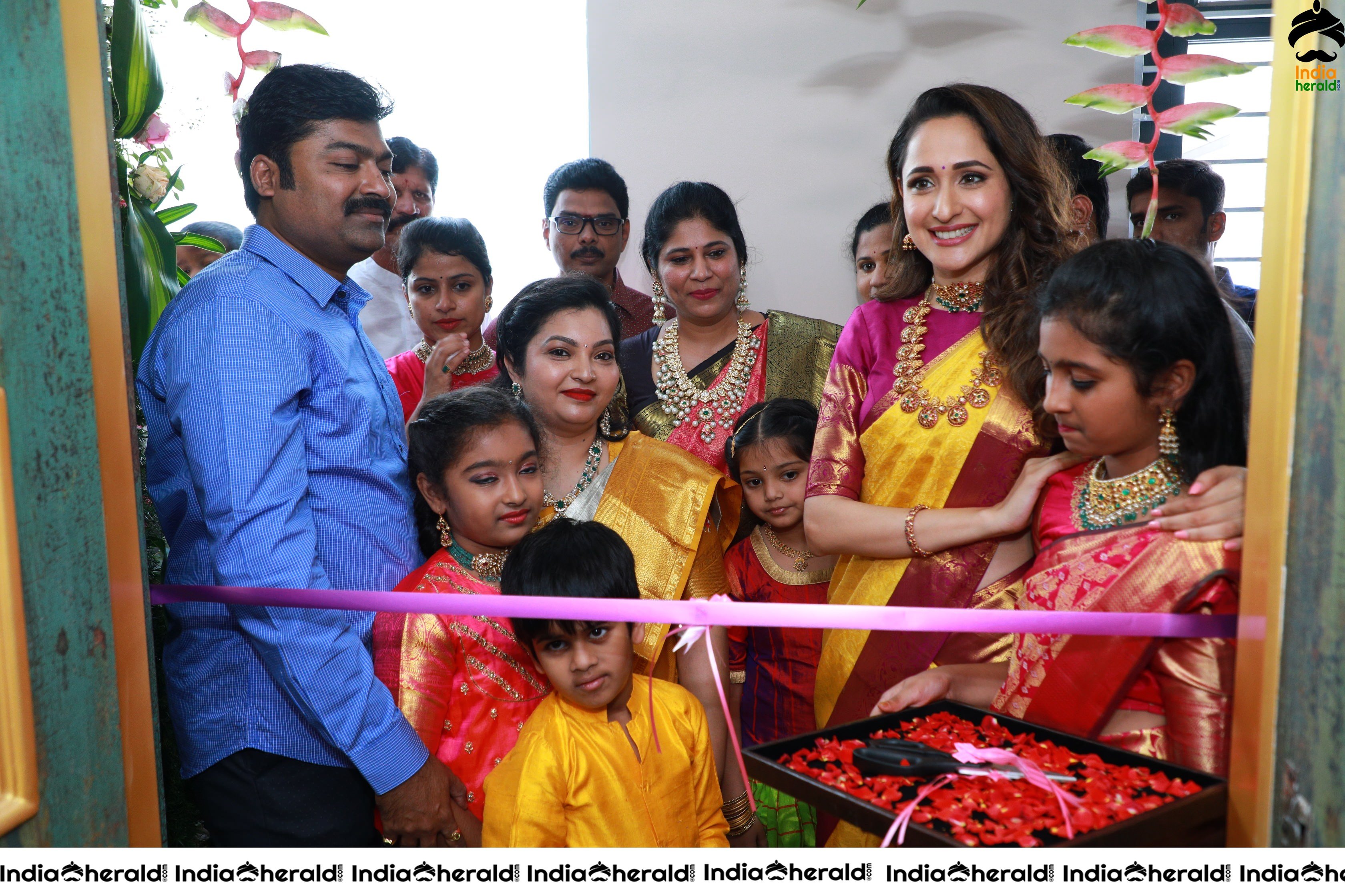 Pragya Jaiswal Inaugurates Famous Jewellery Designer HIYA DESIGNER JEWELLERY Showroom in Tirupati Set 3