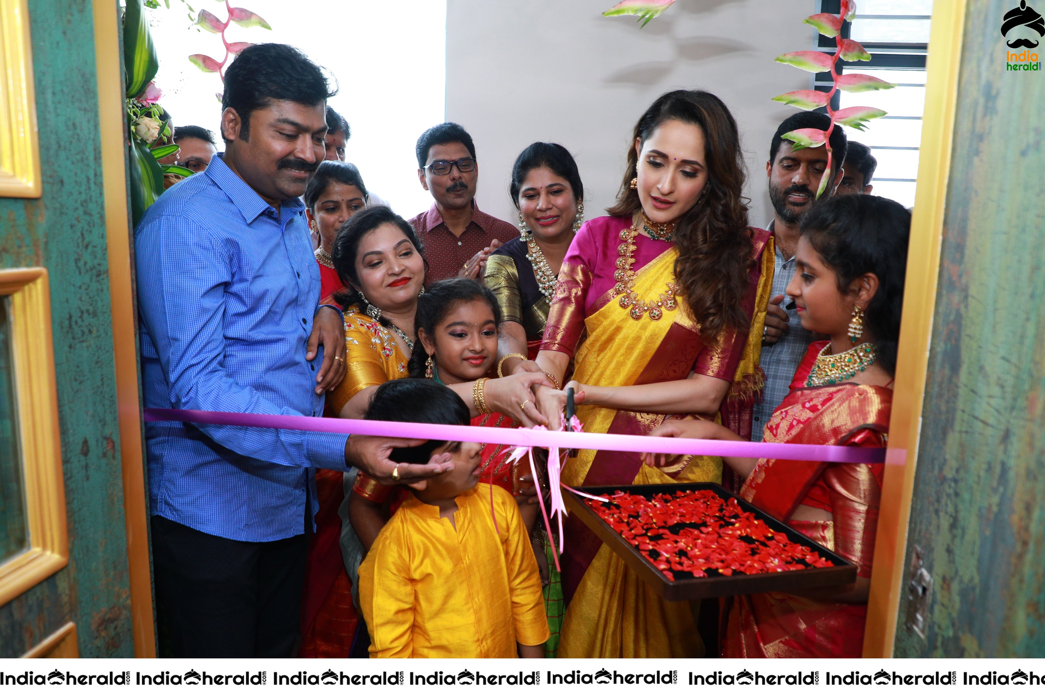 Pragya Jaiswal Inaugurates Famous Jewellery Designer HIYA DESIGNER JEWELLERY Showroom in Tirupati Set 3