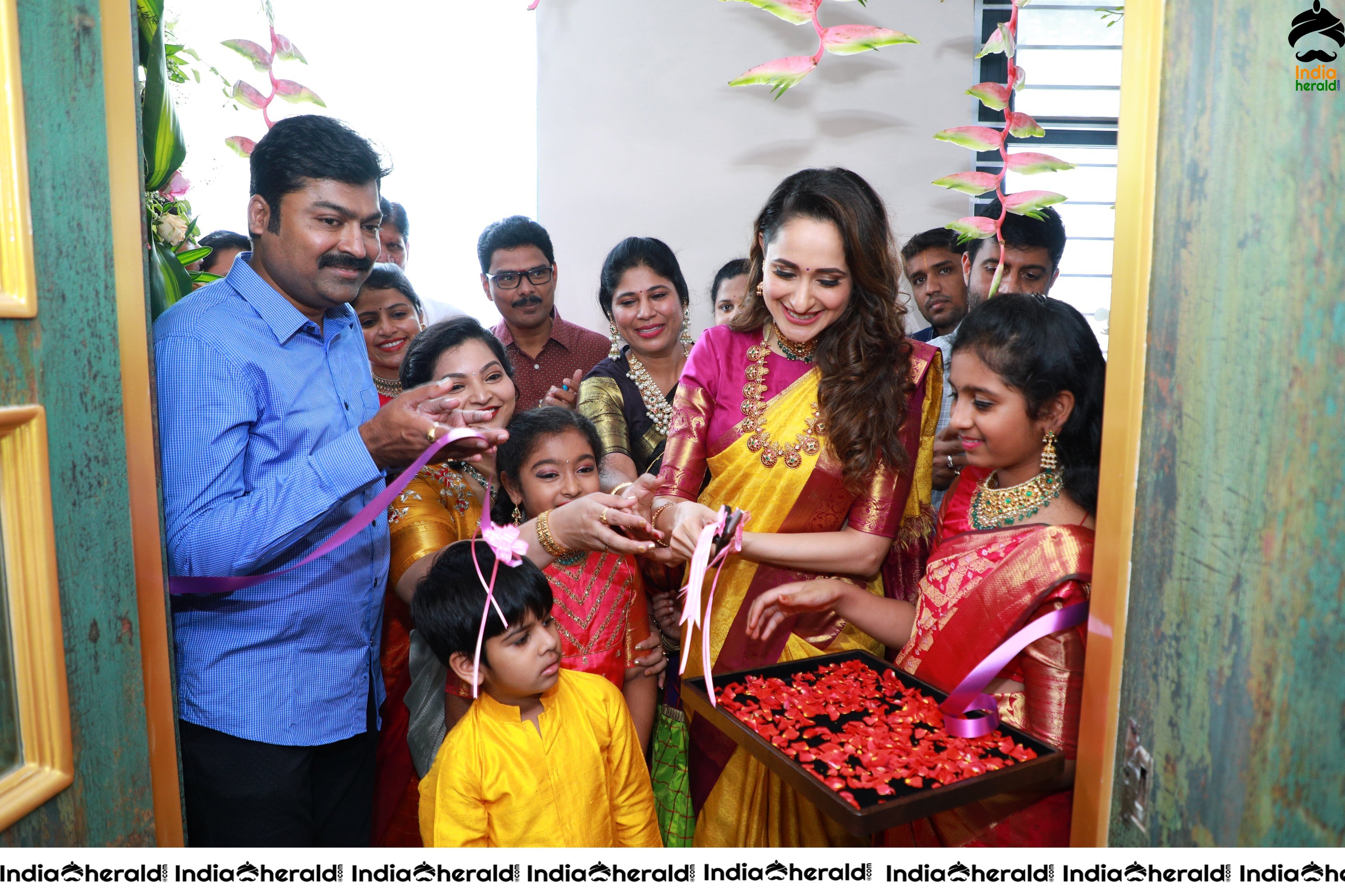 Pragya Jaiswal Inaugurates Famous Jewellery Designer HIYA DESIGNER JEWELLERY Showroom in Tirupati Set 3