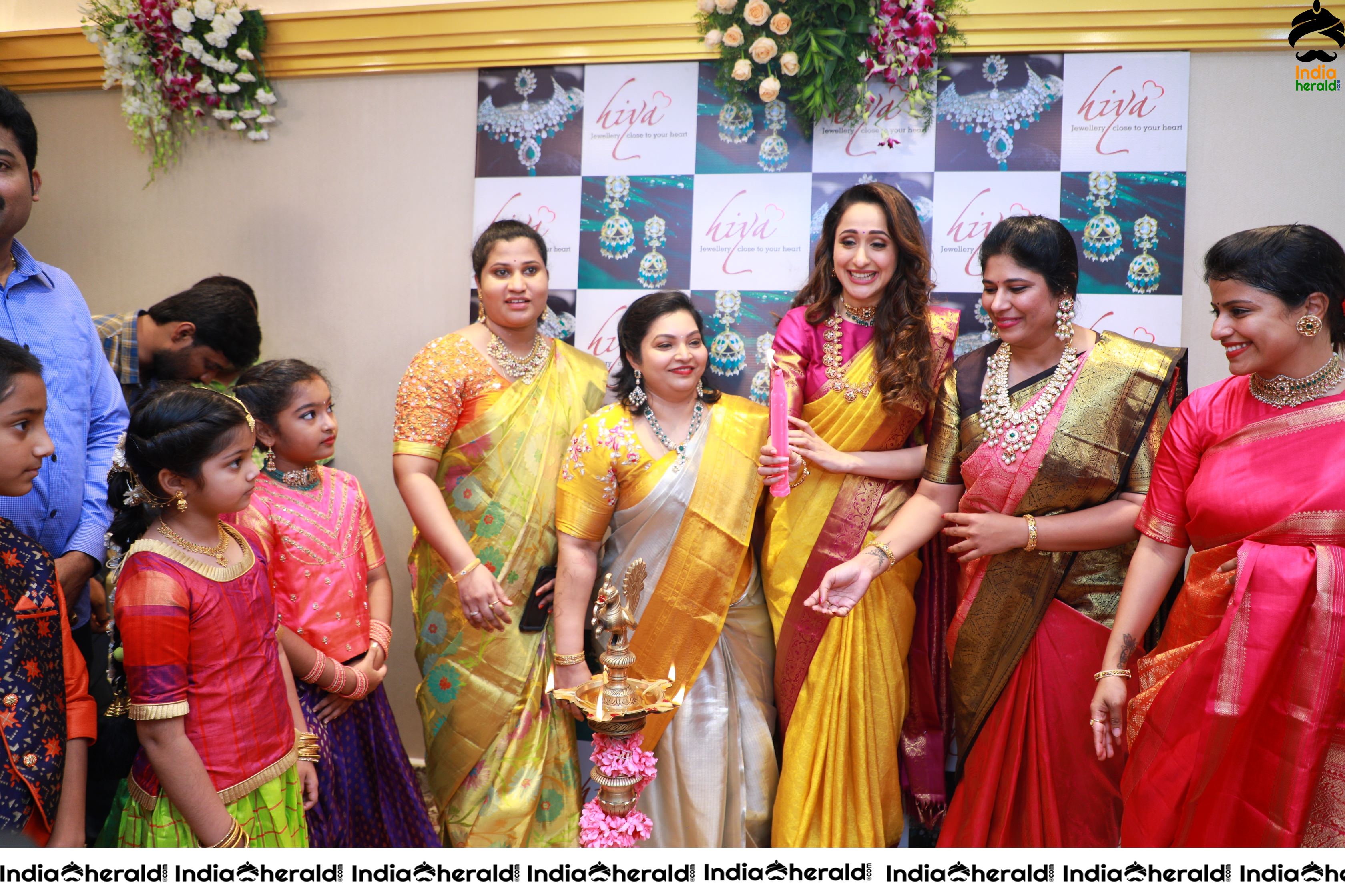 Pragya Jaiswal Inaugurates Famous Jewellery Designer HIYA DESIGNER JEWELLERY Showroom in Tirupati Set 3