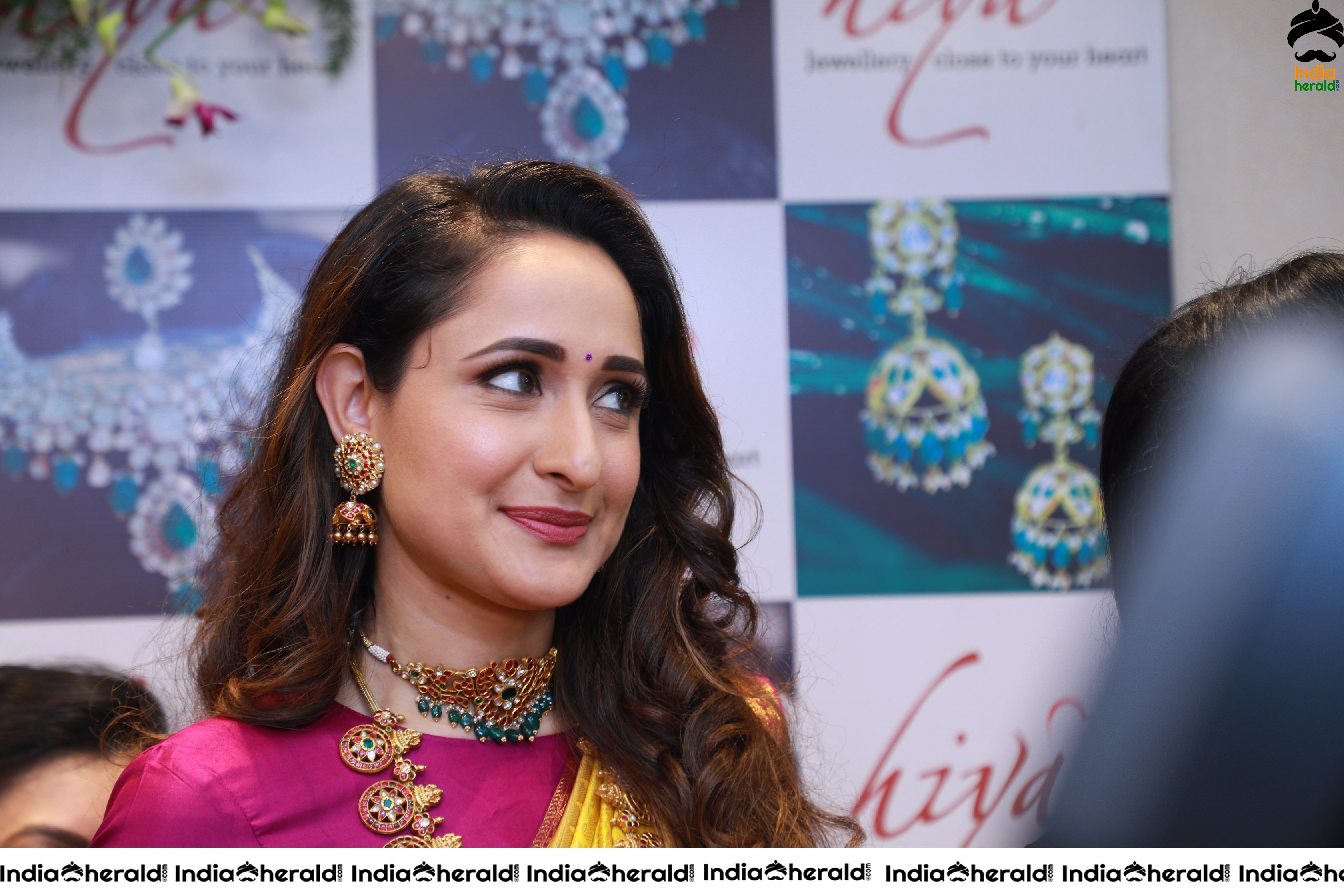 Pragya Jaiswal Inaugurates Famous Jewellery Designer HIYA DESIGNER JEWELLERY Showroom in Tirupati Set 3