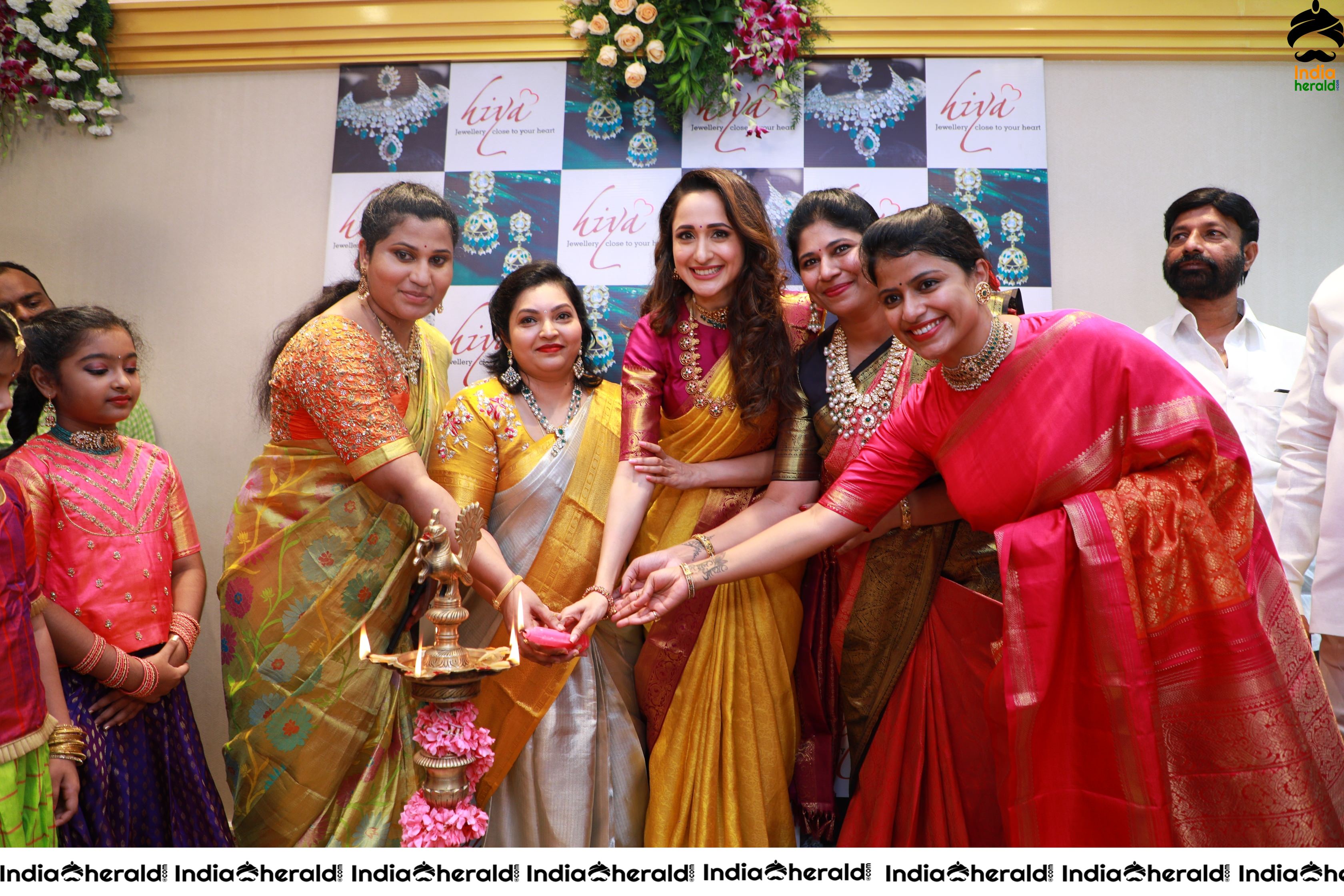 Pragya Jaiswal Inaugurates Famous Jewellery Designer HIYA DESIGNER JEWELLERY Showroom in Tirupati Set 3