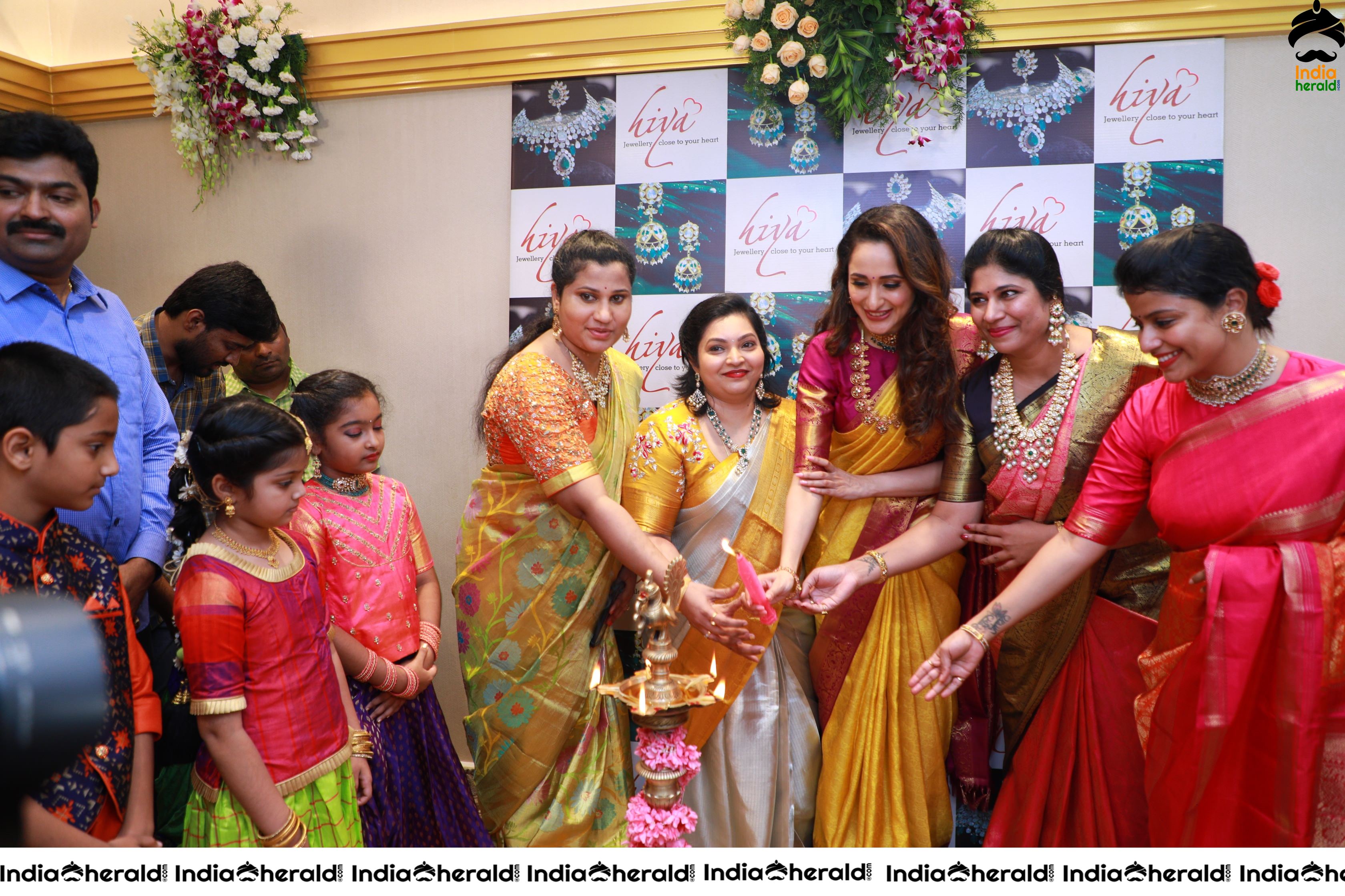 Pragya Jaiswal Inaugurates Famous Jewellery Designer HIYA DESIGNER JEWELLERY Showroom in Tirupati Set 3