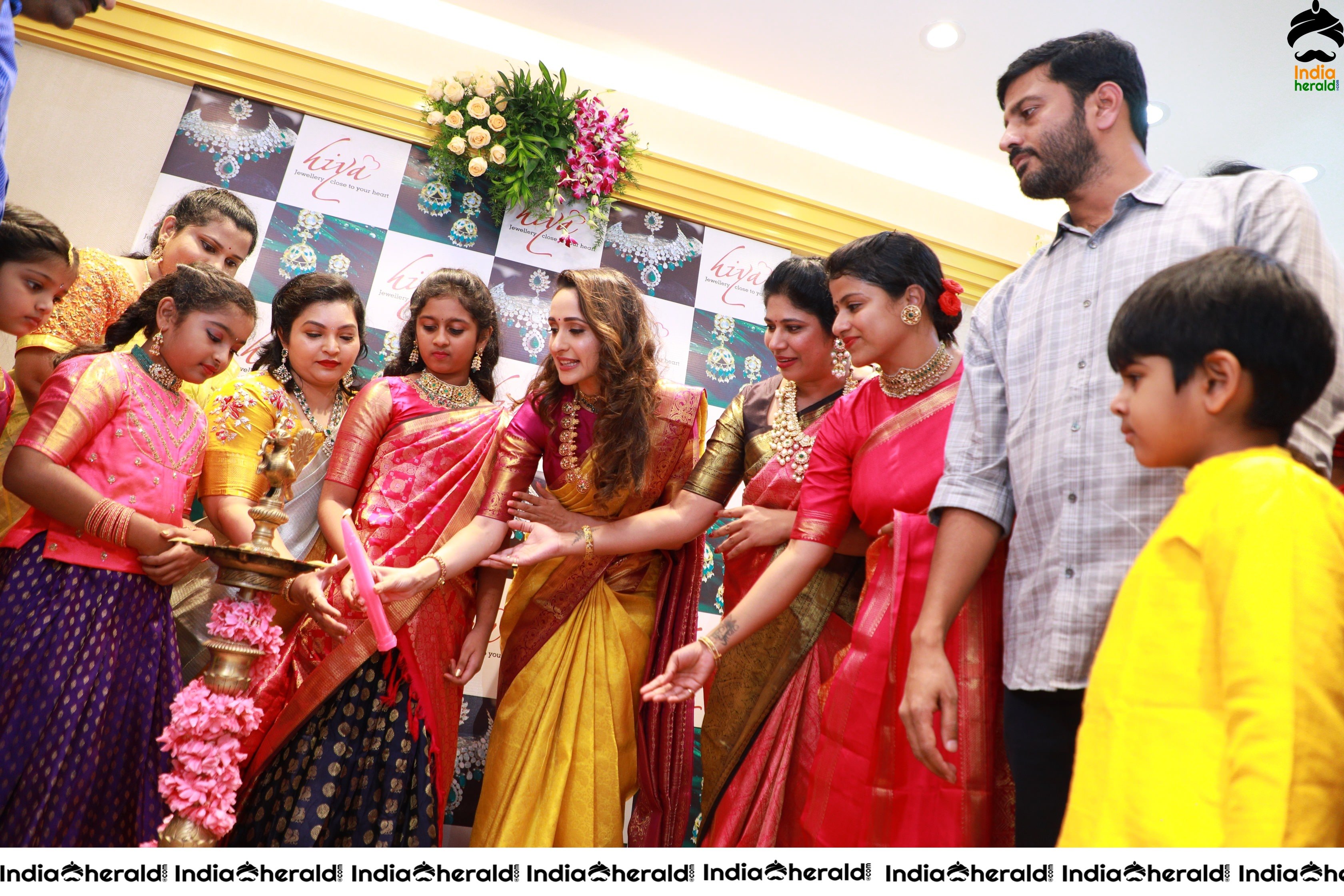 Pragya Jaiswal Inaugurates Famous Jewellery Designer HIYA DESIGNER JEWELLERY Showroom in Tirupati Set 3