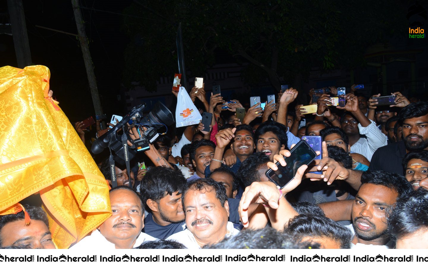 Prathiroju Pandagey Bus tour Tank at Ramachandrapuram photos Set 2